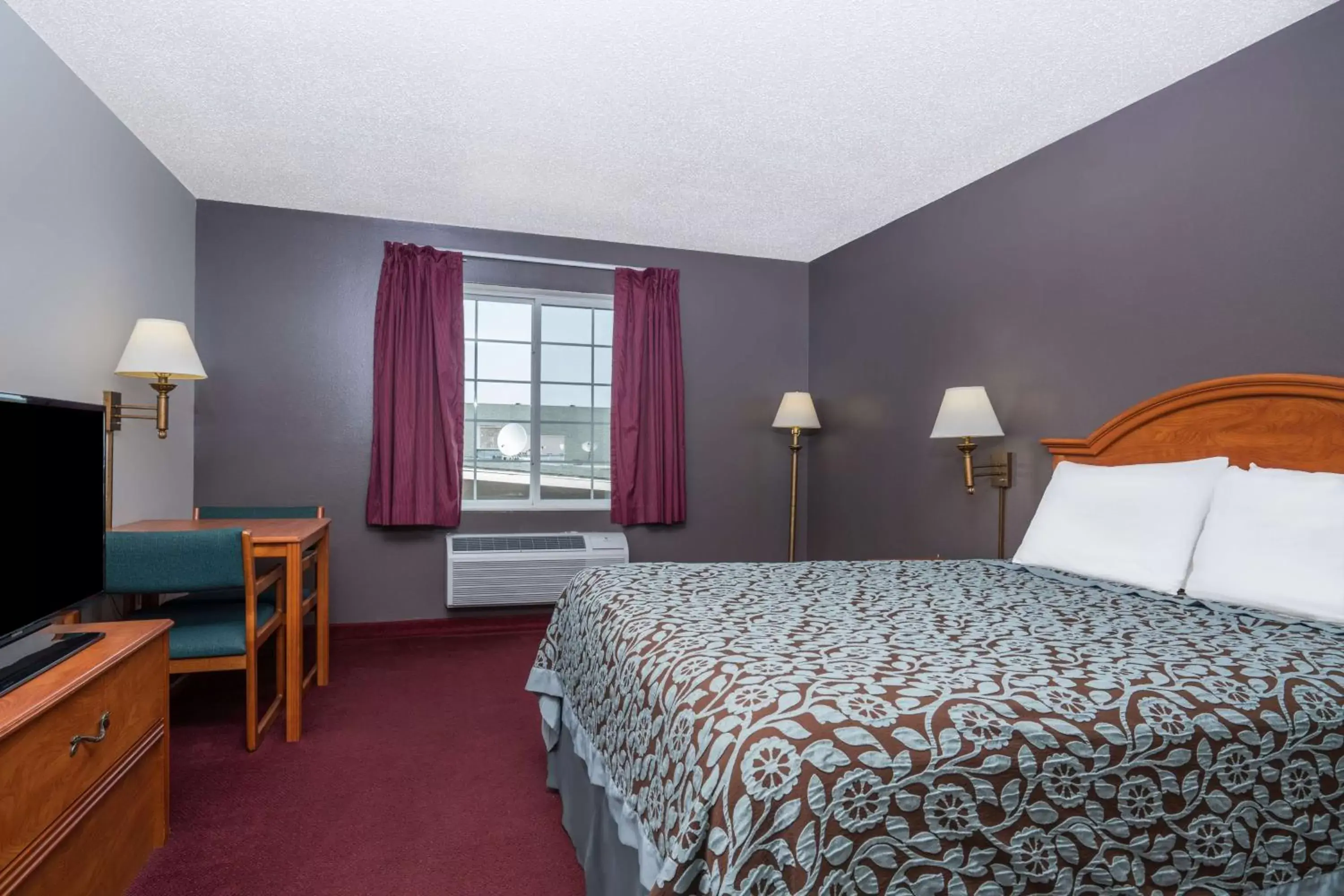 King Suite - Non-Smoking in Days Inn by Wyndham Fargo/Casselton