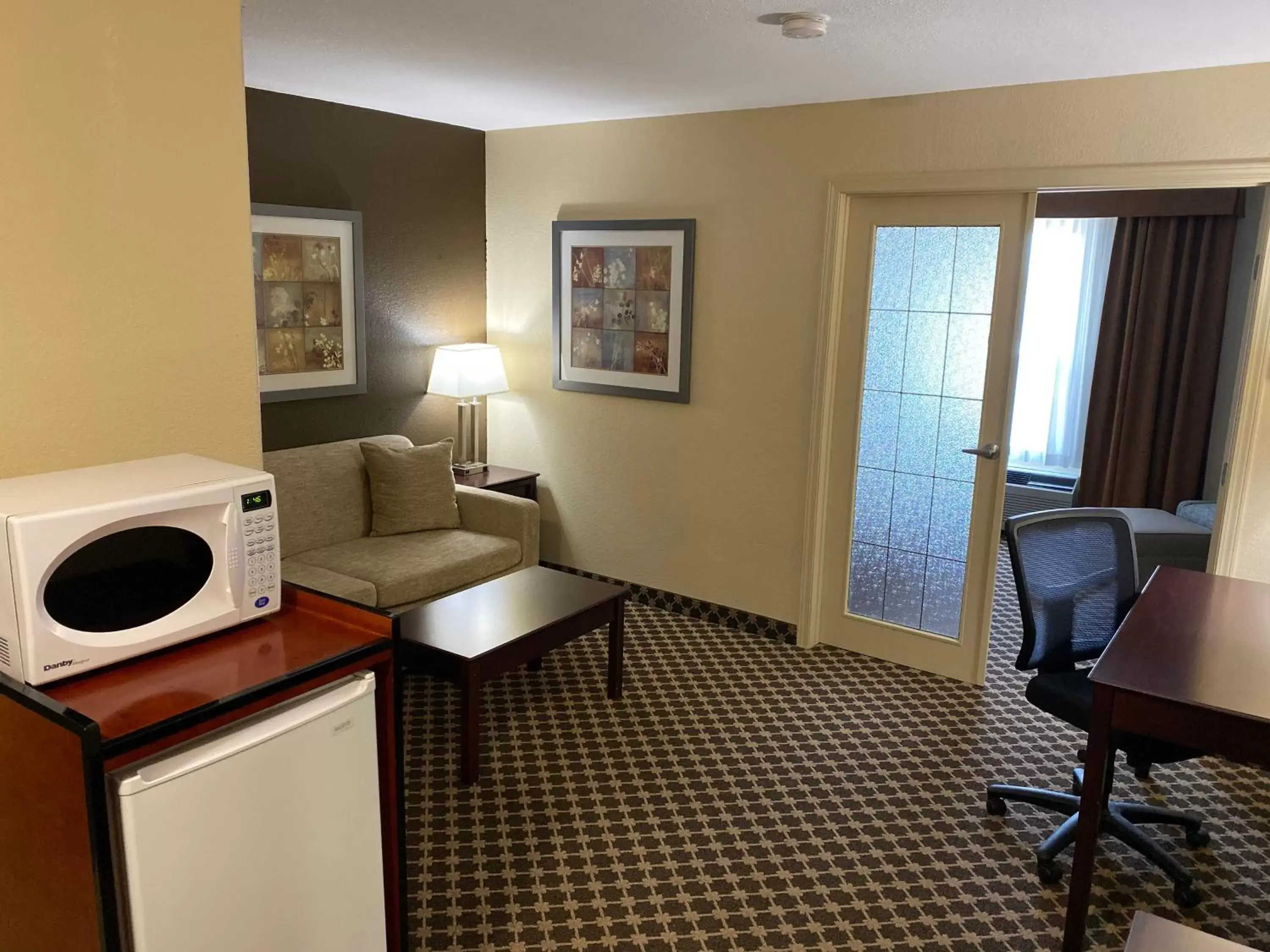 Seating Area in Best Western Strathmore Inn