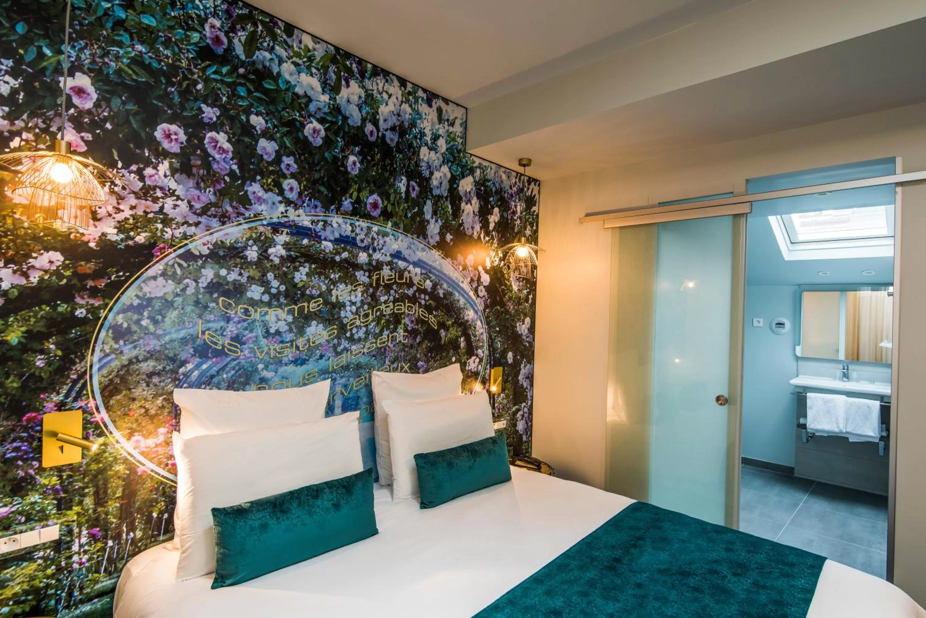 Bedroom, Bed in Hôtel Mercure Paris Suresnes Longchamp