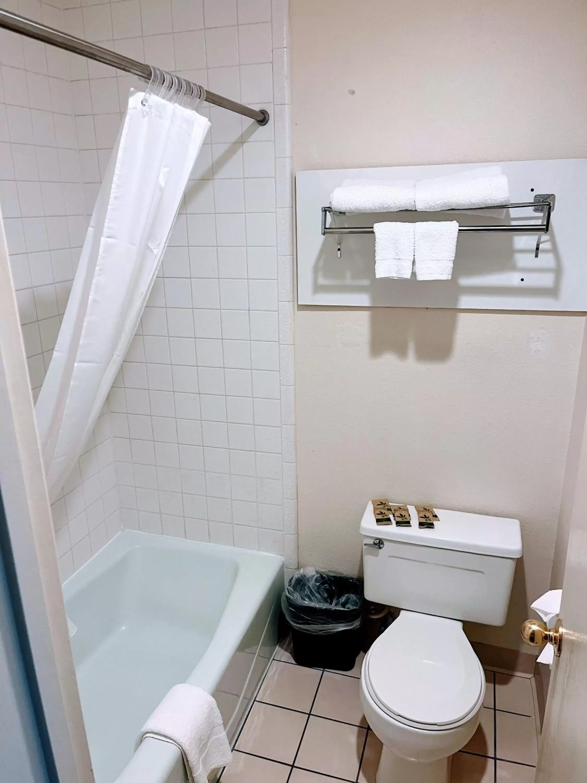 Public Bath, Bathroom in Western Inn Lakewood