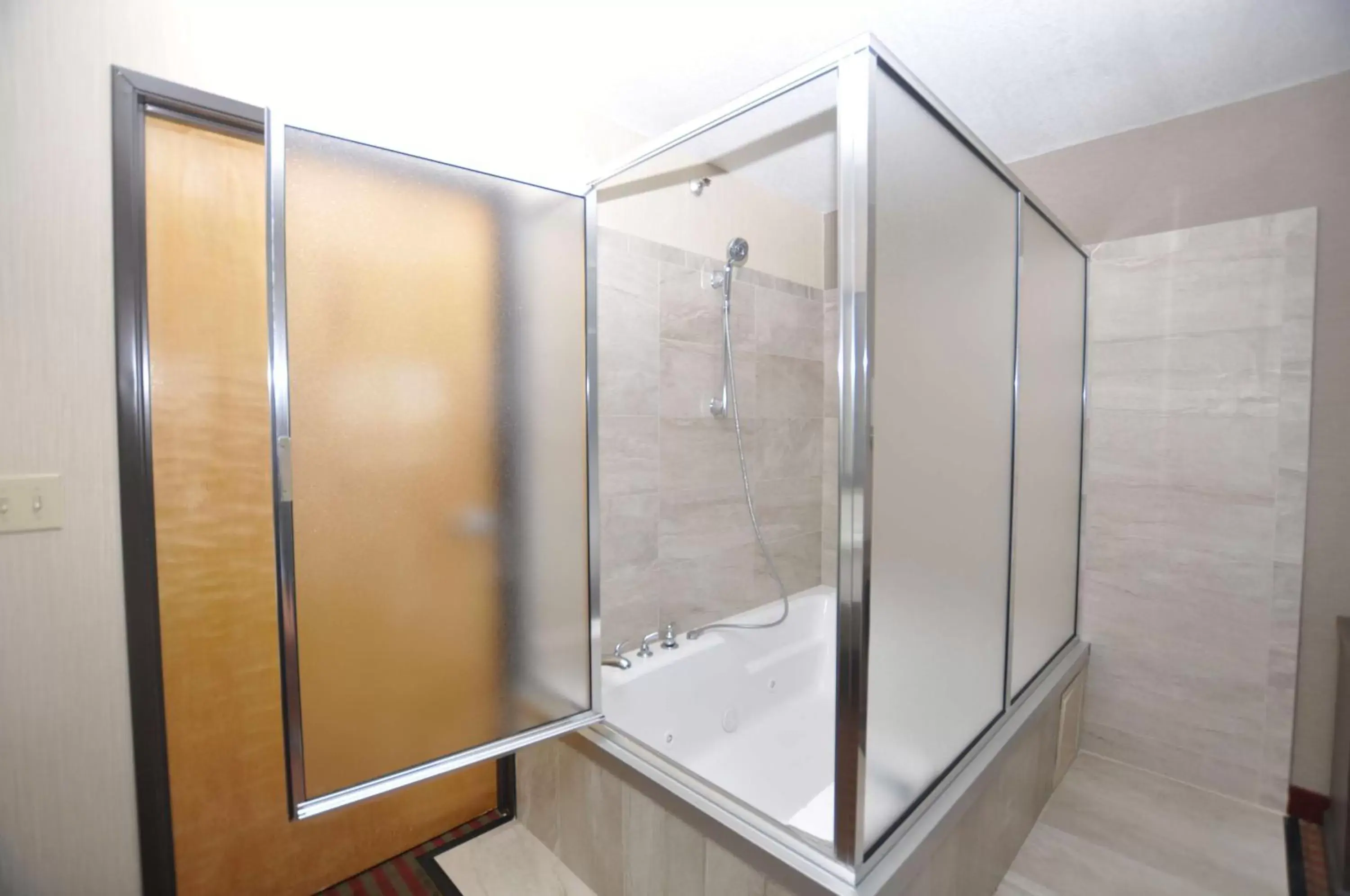 Shower, Bathroom in Best Western Plus Executive Suites Albuquerque