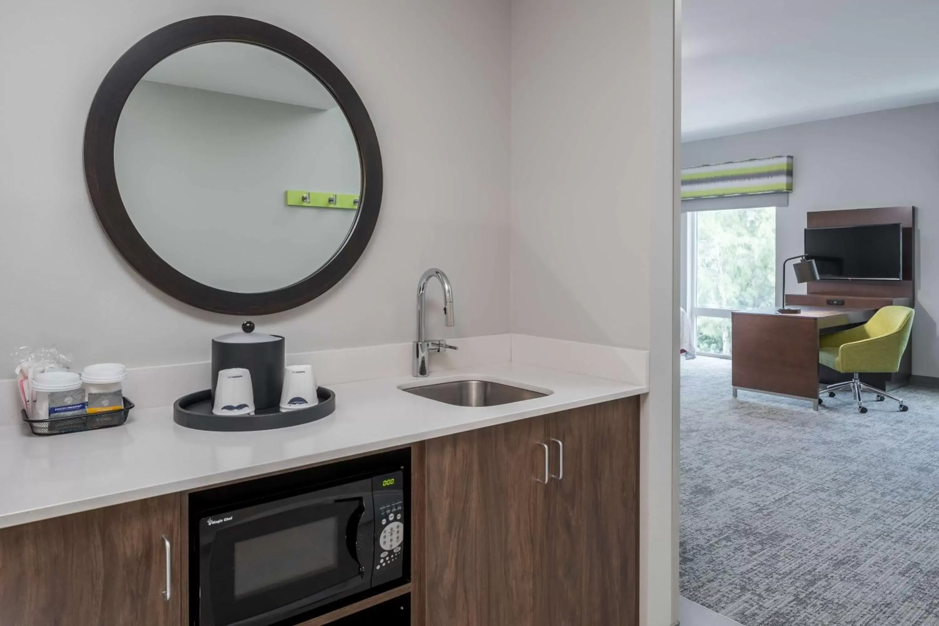 Bedroom, Kitchen/Kitchenette in Hampton Inn & Suites Cape Canaveral Cruise Port, Fl