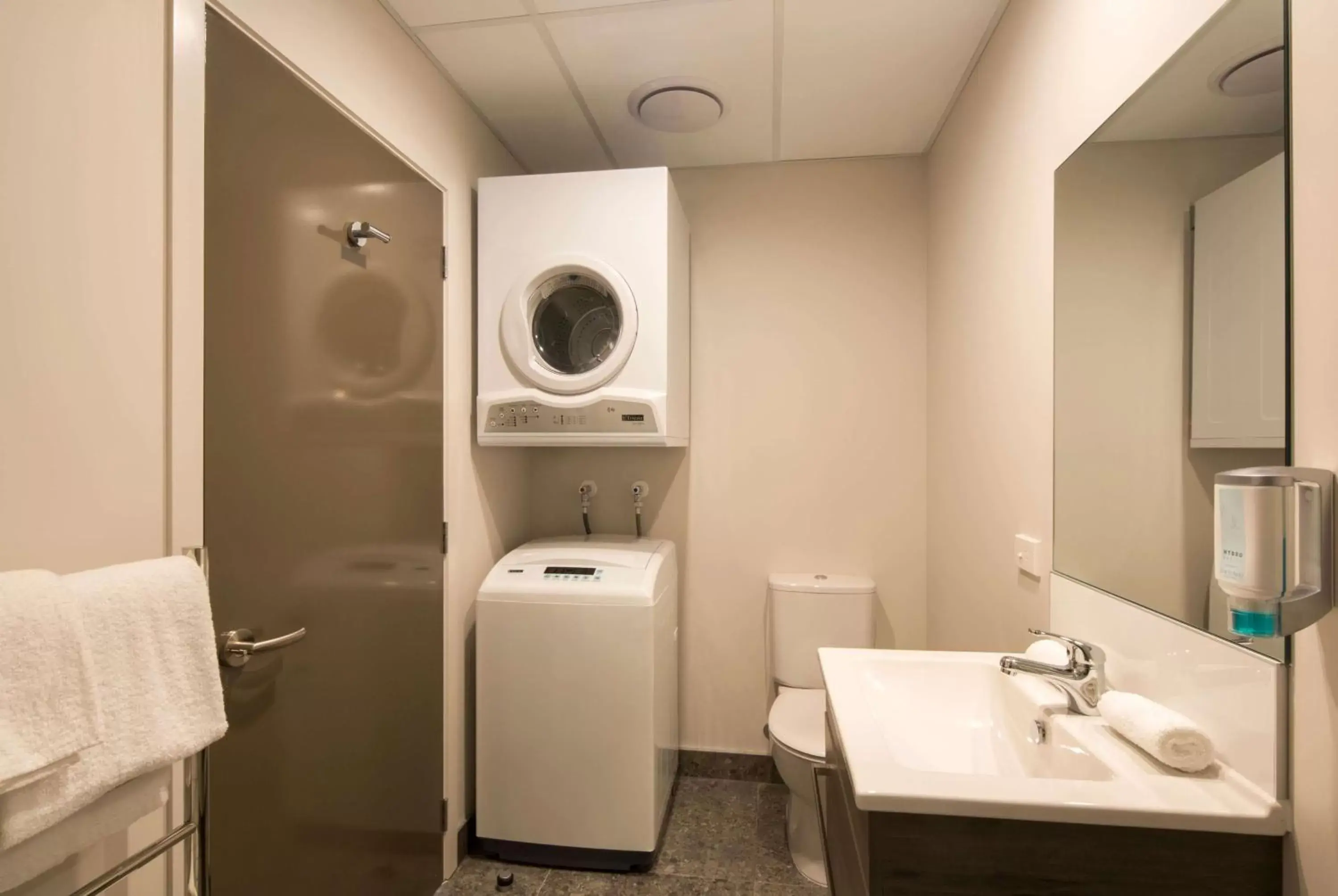 Photo of the whole room, Bathroom in Ramada Suites by Wyndham Queenstown Remarkables Park