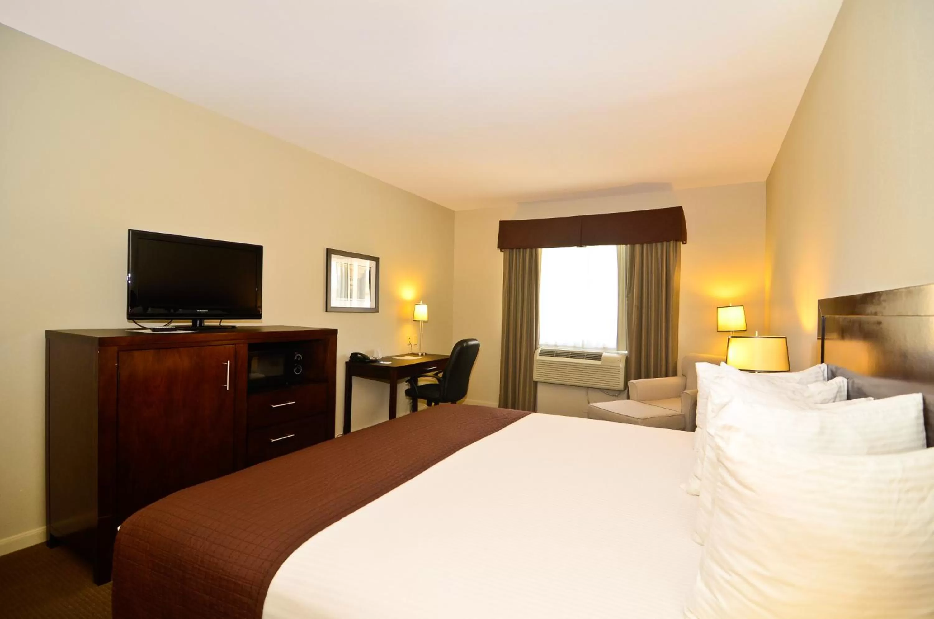Day, Bed in Baymont by Wyndham Columbus
