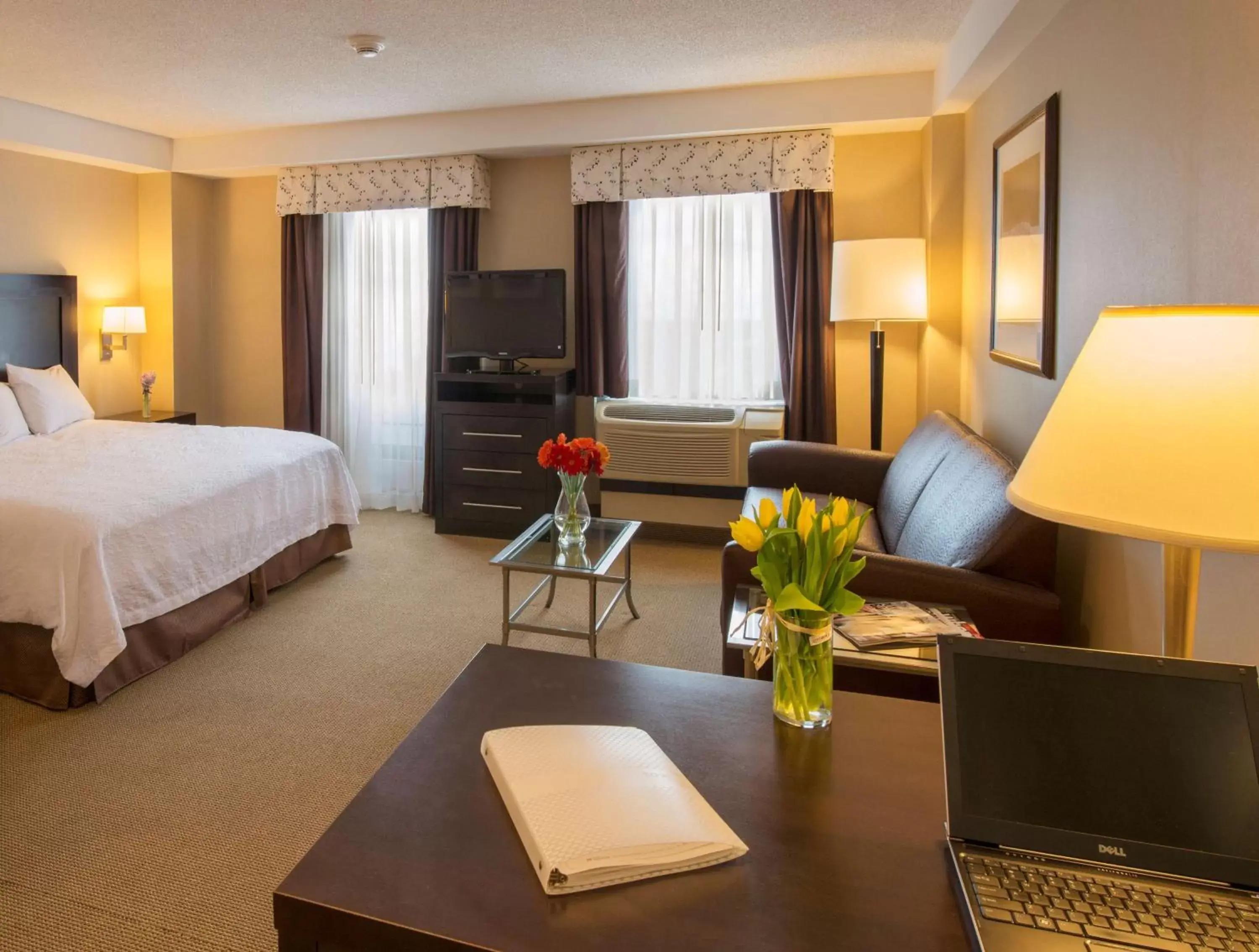 Bed in Hampton Inn & Suites Boston Crosstown Center