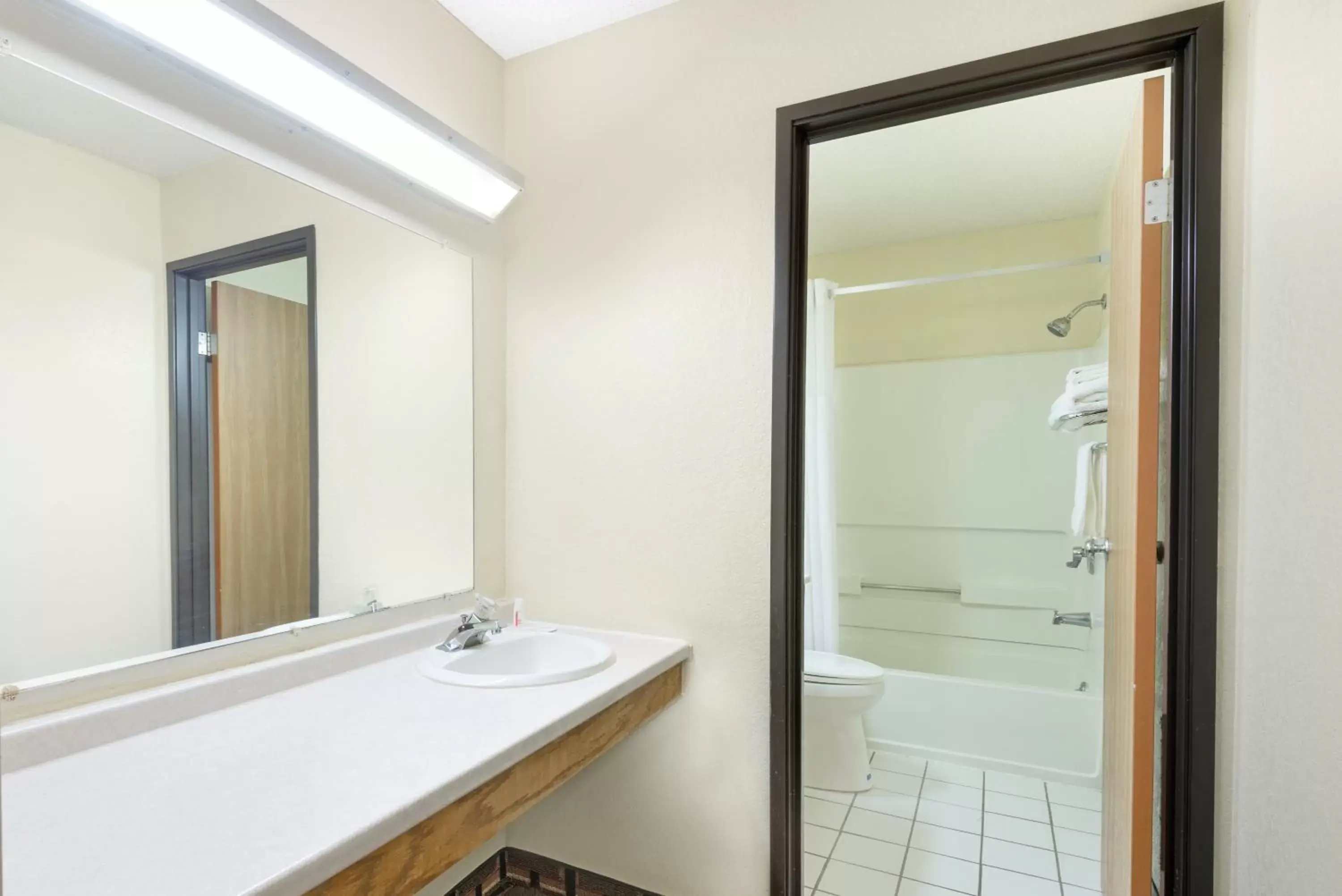 Shower, Bathroom in Super 8 by Wyndham Kent/Akron Area