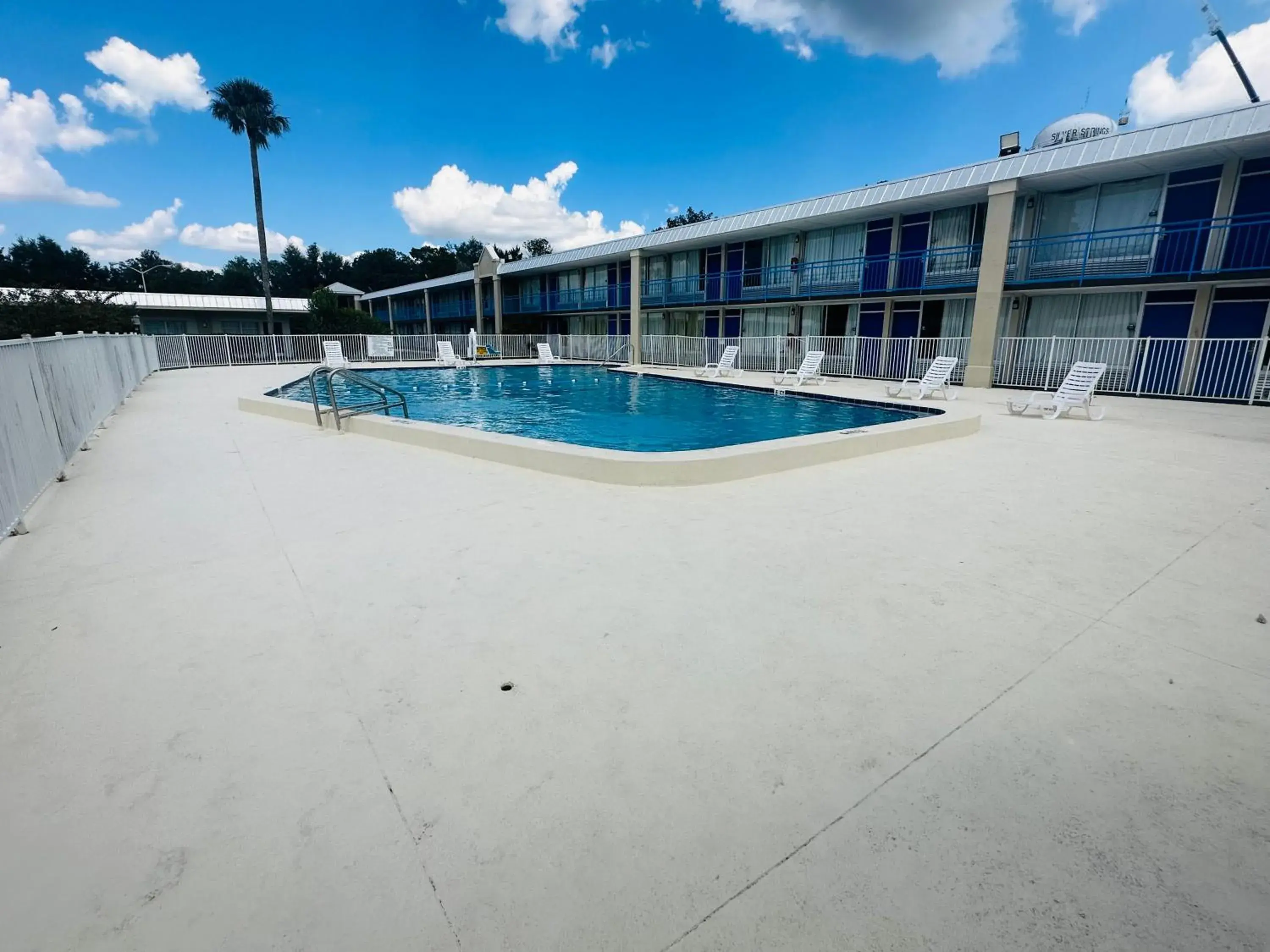 Swimming Pool in Rodeway Inn