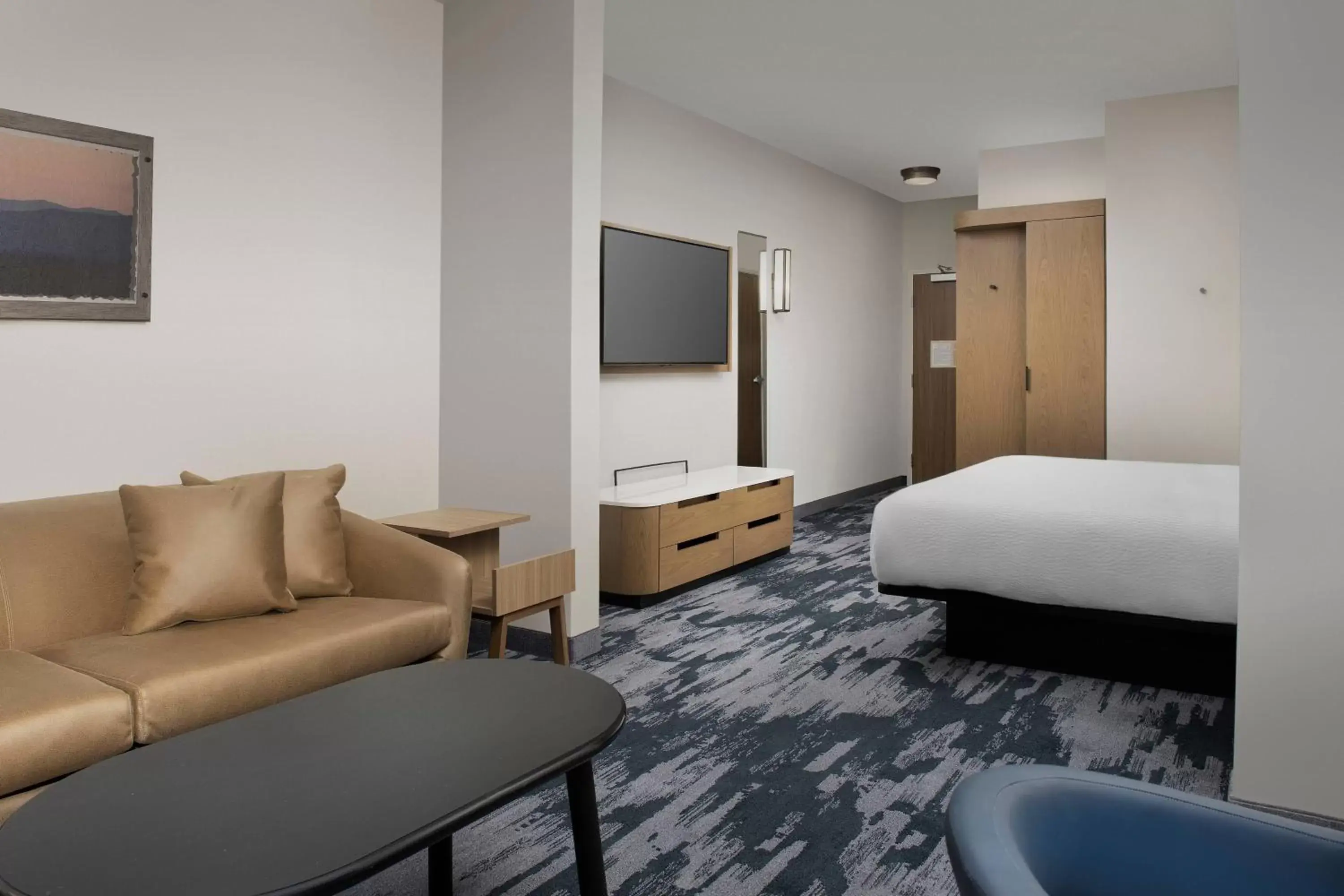 Bedroom, TV/Entertainment Center in Fairfield Inn & Suites by Marriott Santa Rosa Rohnert Park