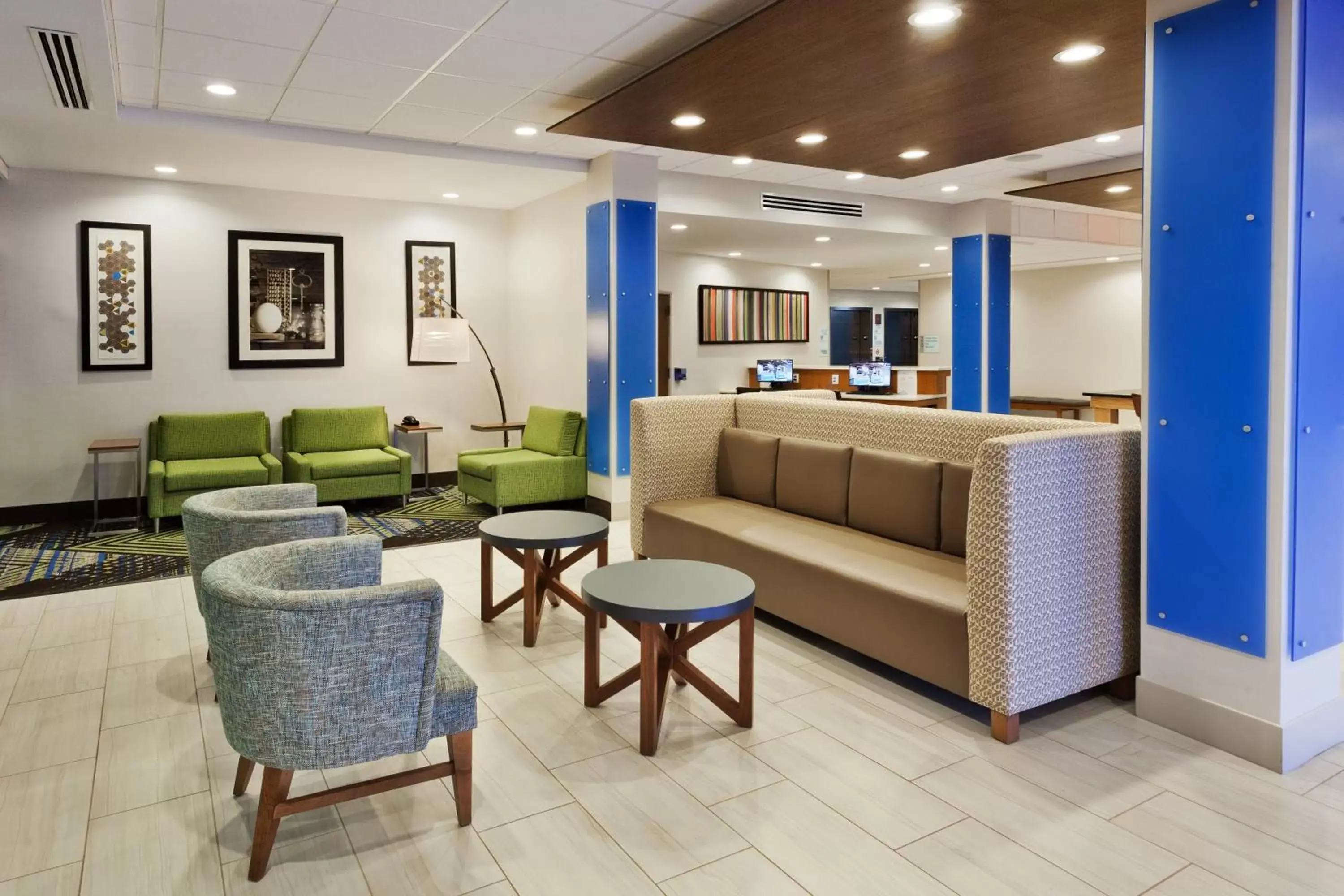 Property building, Lobby/Reception in Holiday Inn Express & Suites - Fayetteville, an IHG Hotel