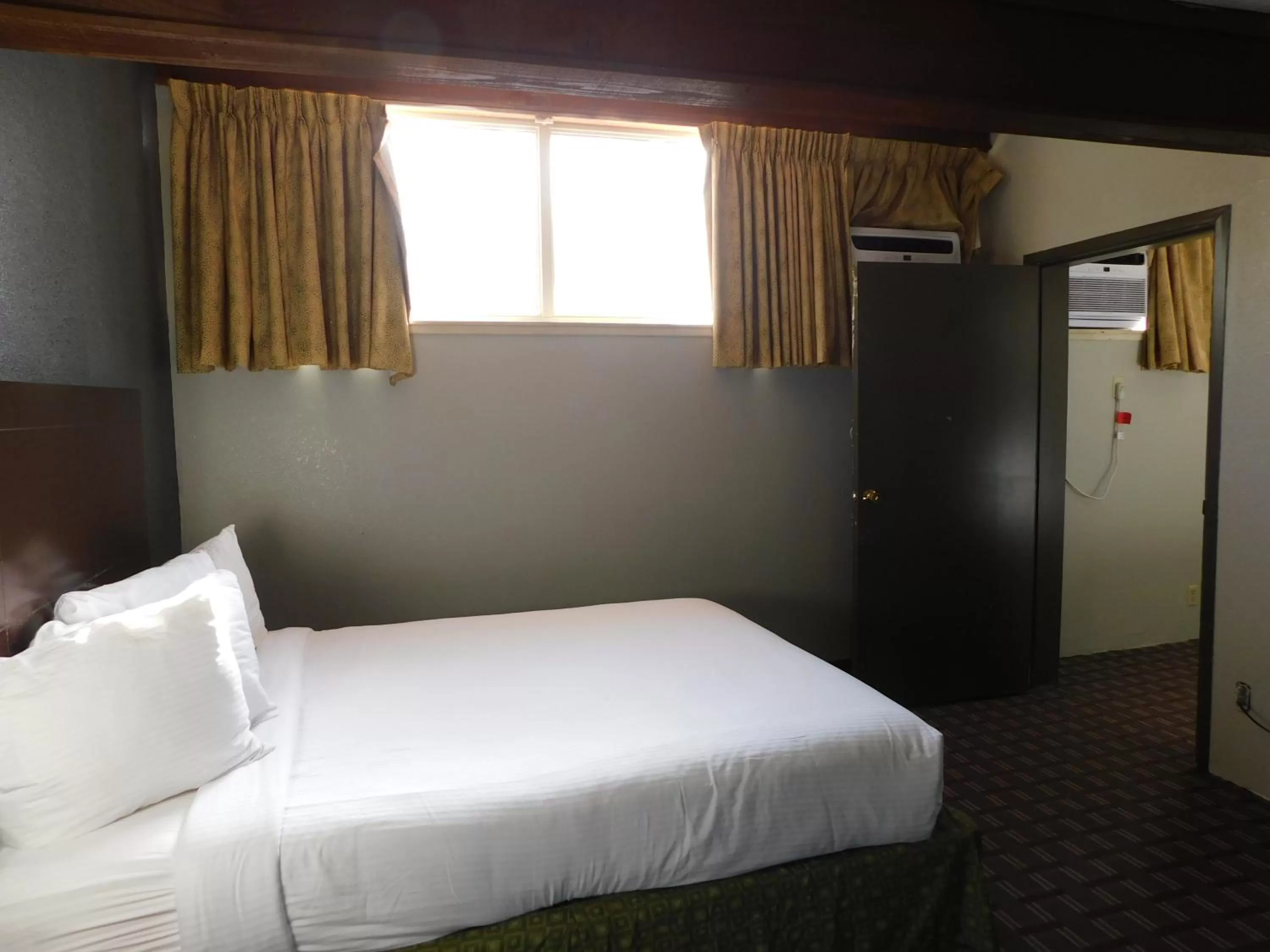 Bed in Days Inn & Suites by Wyndham Downtown Gatlinburg Parkway