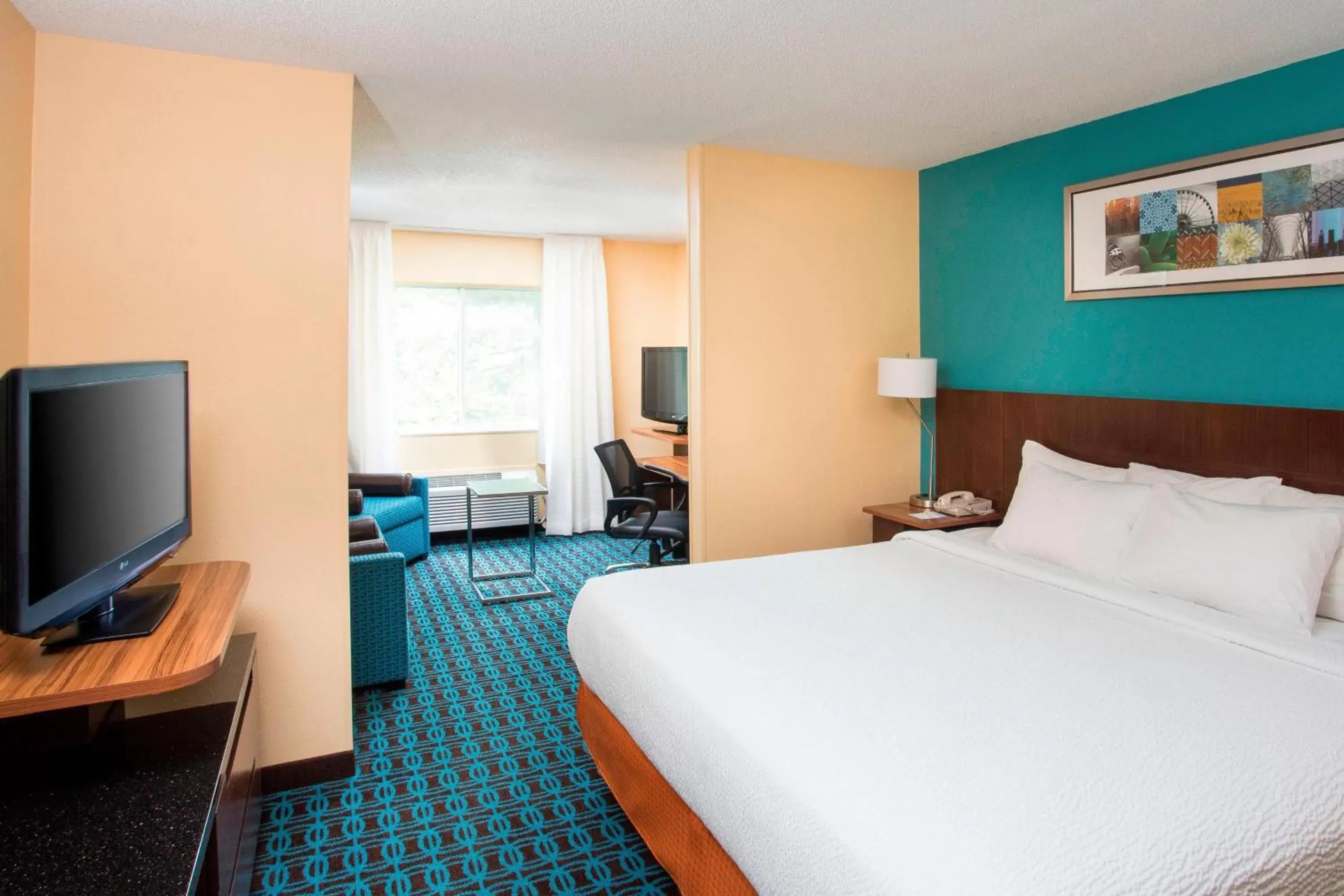 Photo of the whole room, Bed in Fairfield Inn & Suites by Marriott Quincy
