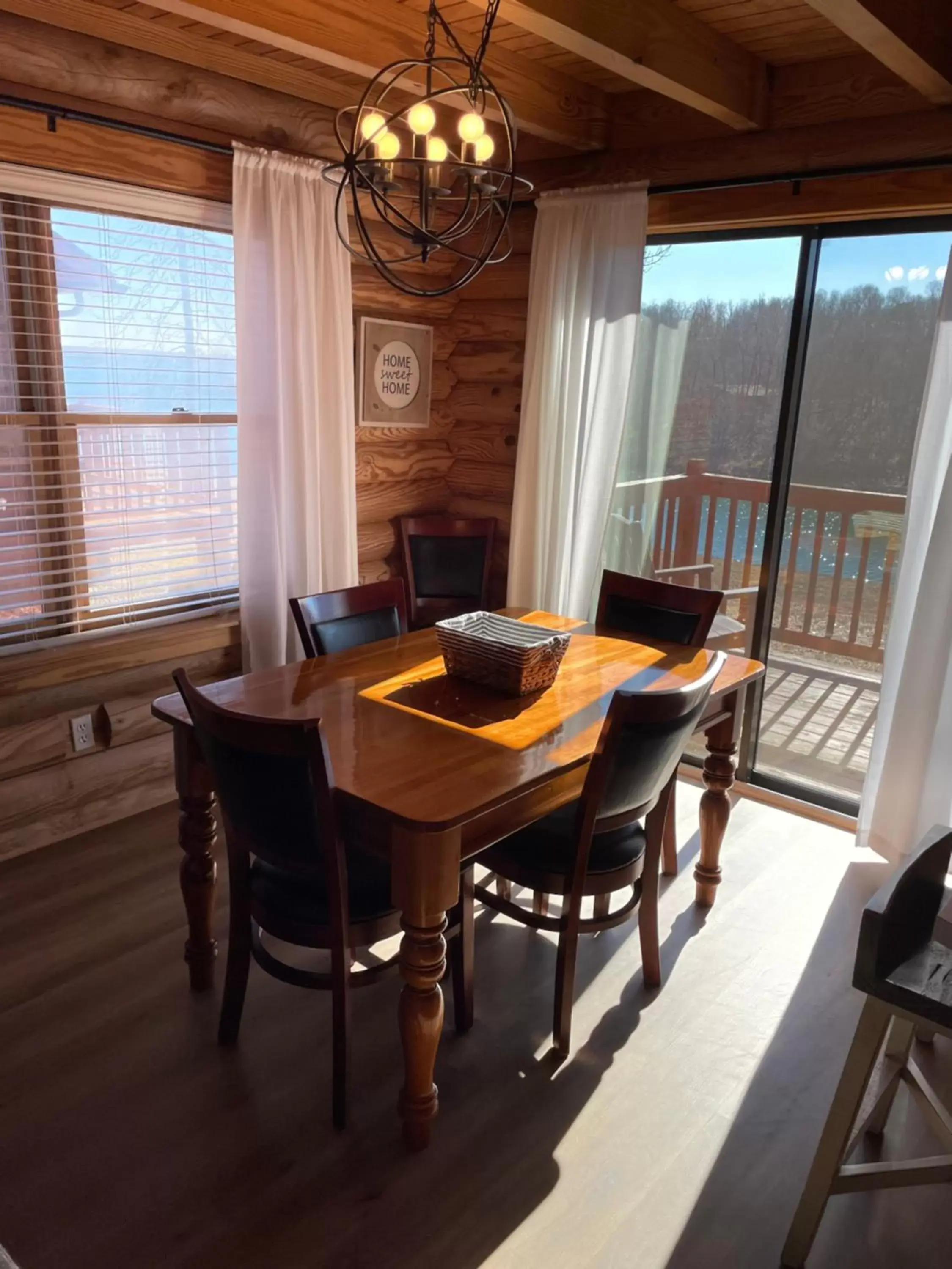 Dining Area in Crown Lake Resort & RV