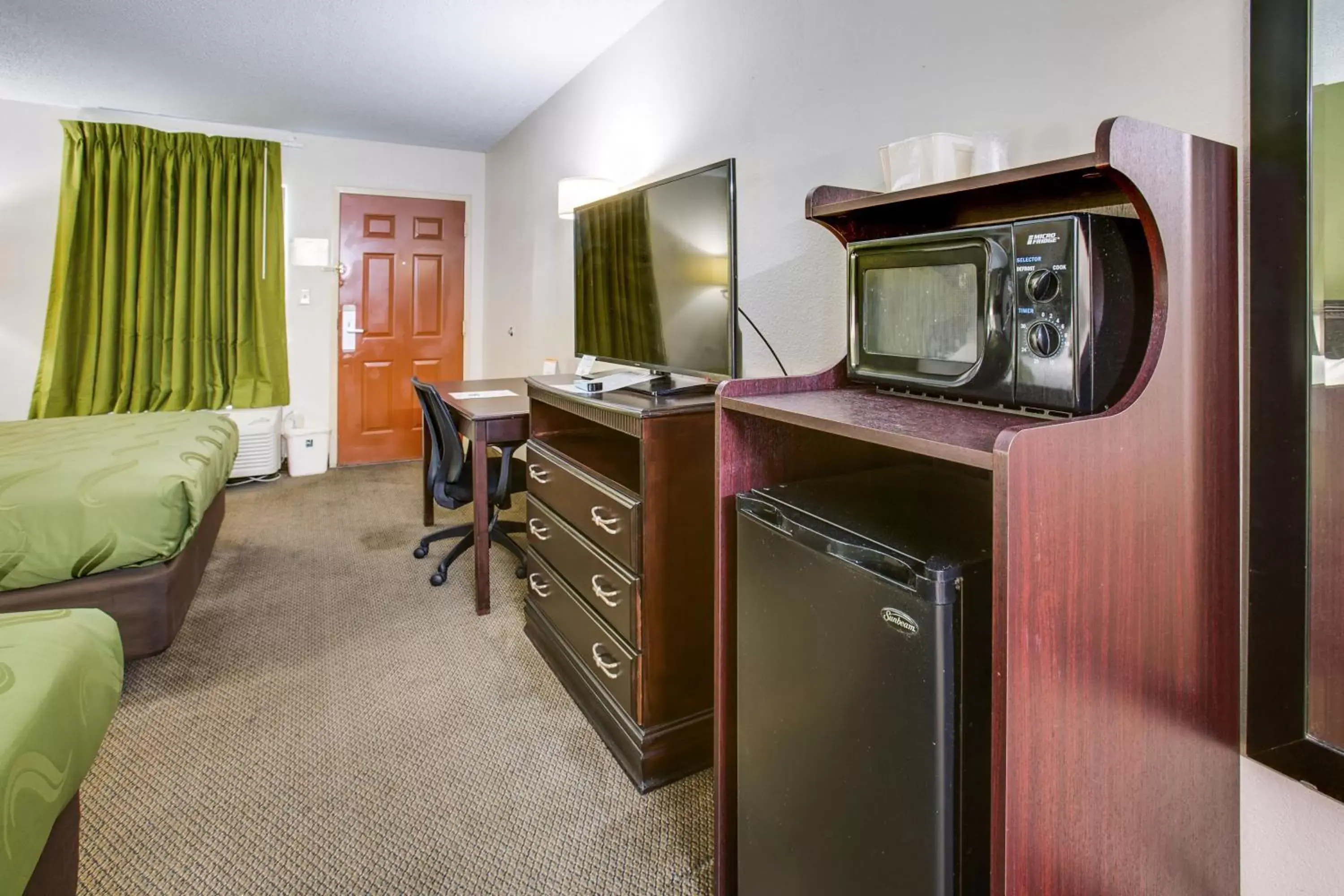 minibar, TV/Entertainment Center in Quality Inn Fort Campbell