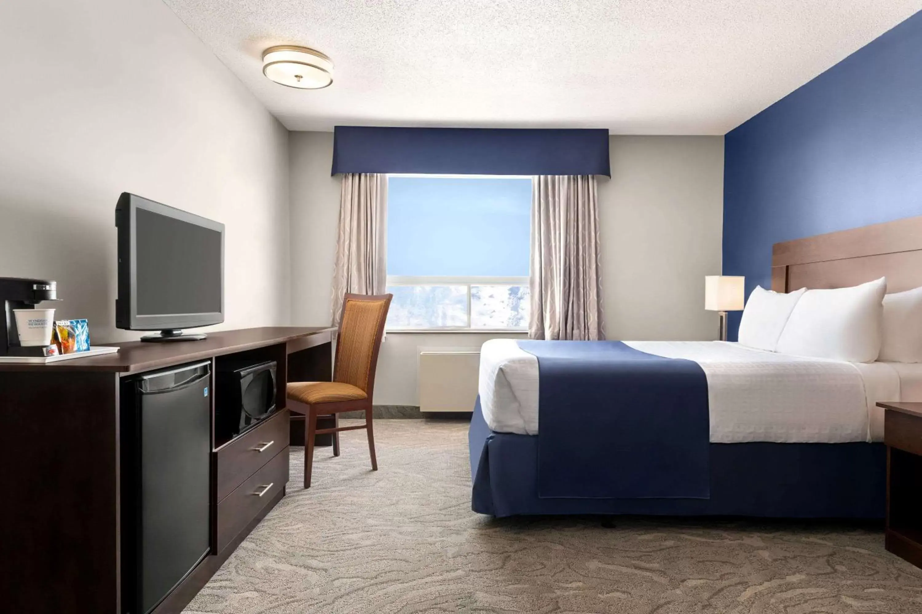 Photo of the whole room, TV/Entertainment Center in Travelodge by Wyndham Timmins