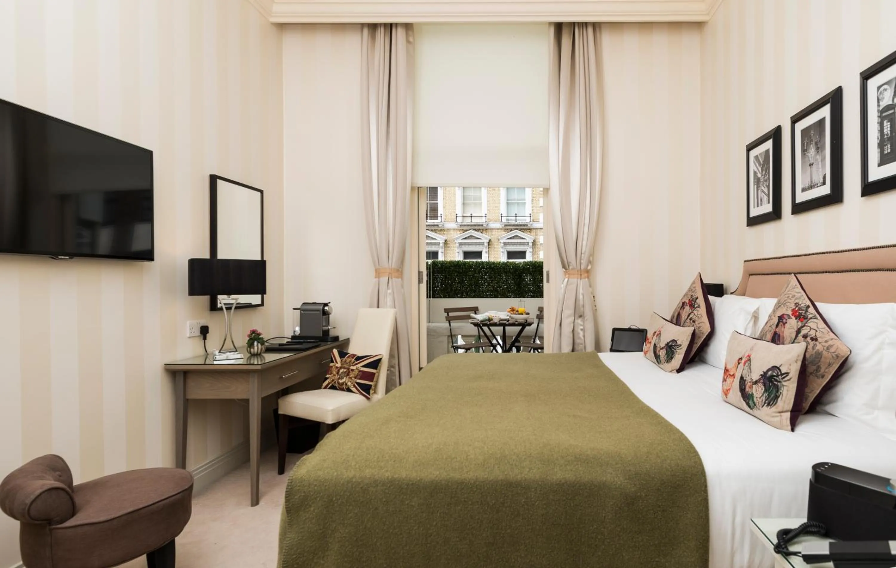 Bedroom, Bed in Hotel Xenia - Autograph Collection