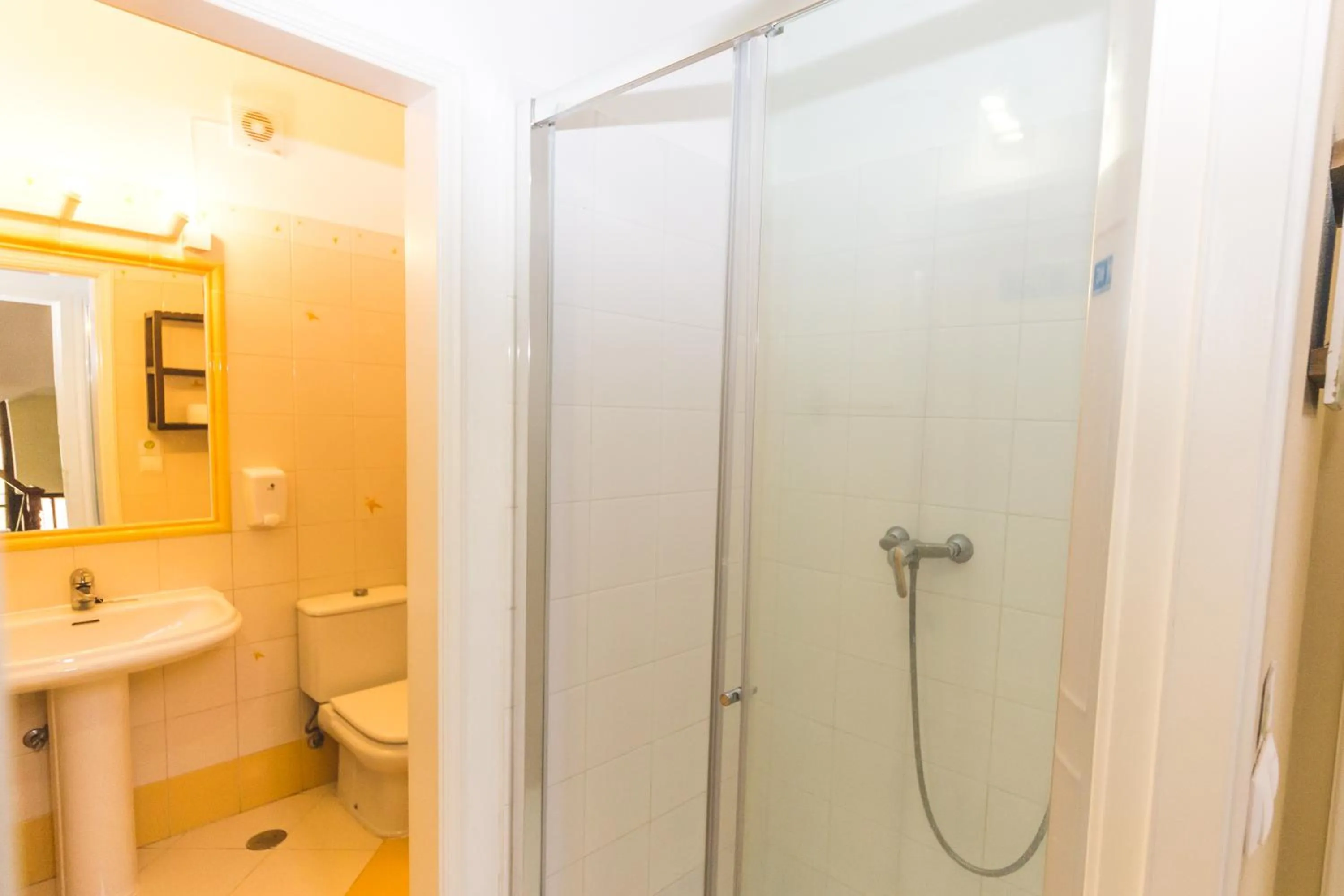 Bathroom in Ericeira Chill Hill Hostel & Private Rooms - Peach Garden