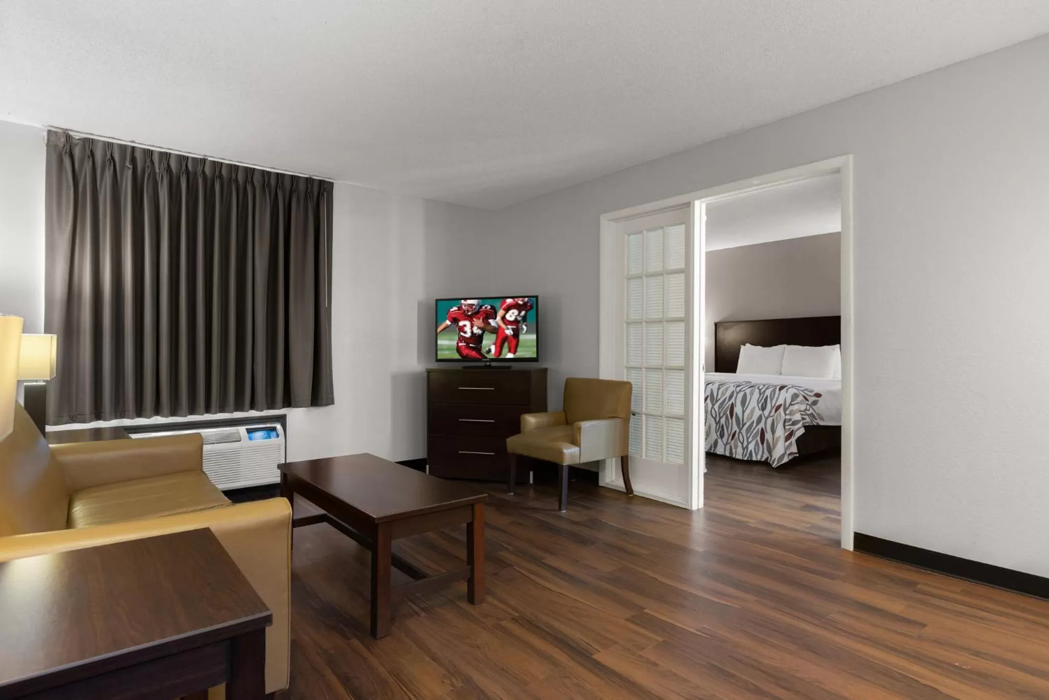 Photo of the whole room, Bed in Red Roof Inn & Suites Savannah Airport