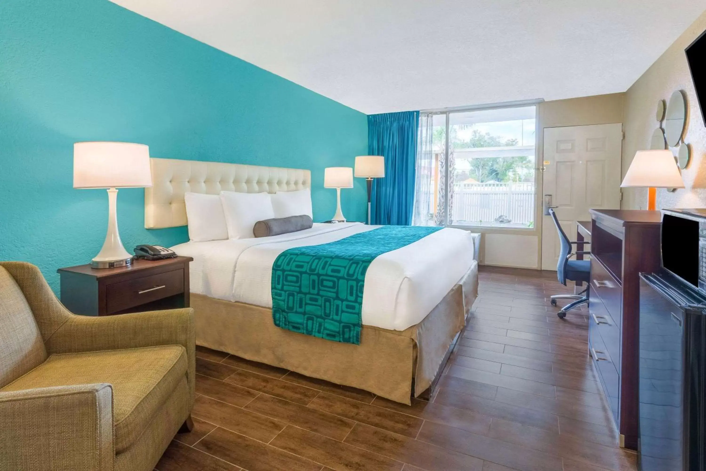 Photo of the whole room, Bed in Howard Johnson by Wyndham Lakeland