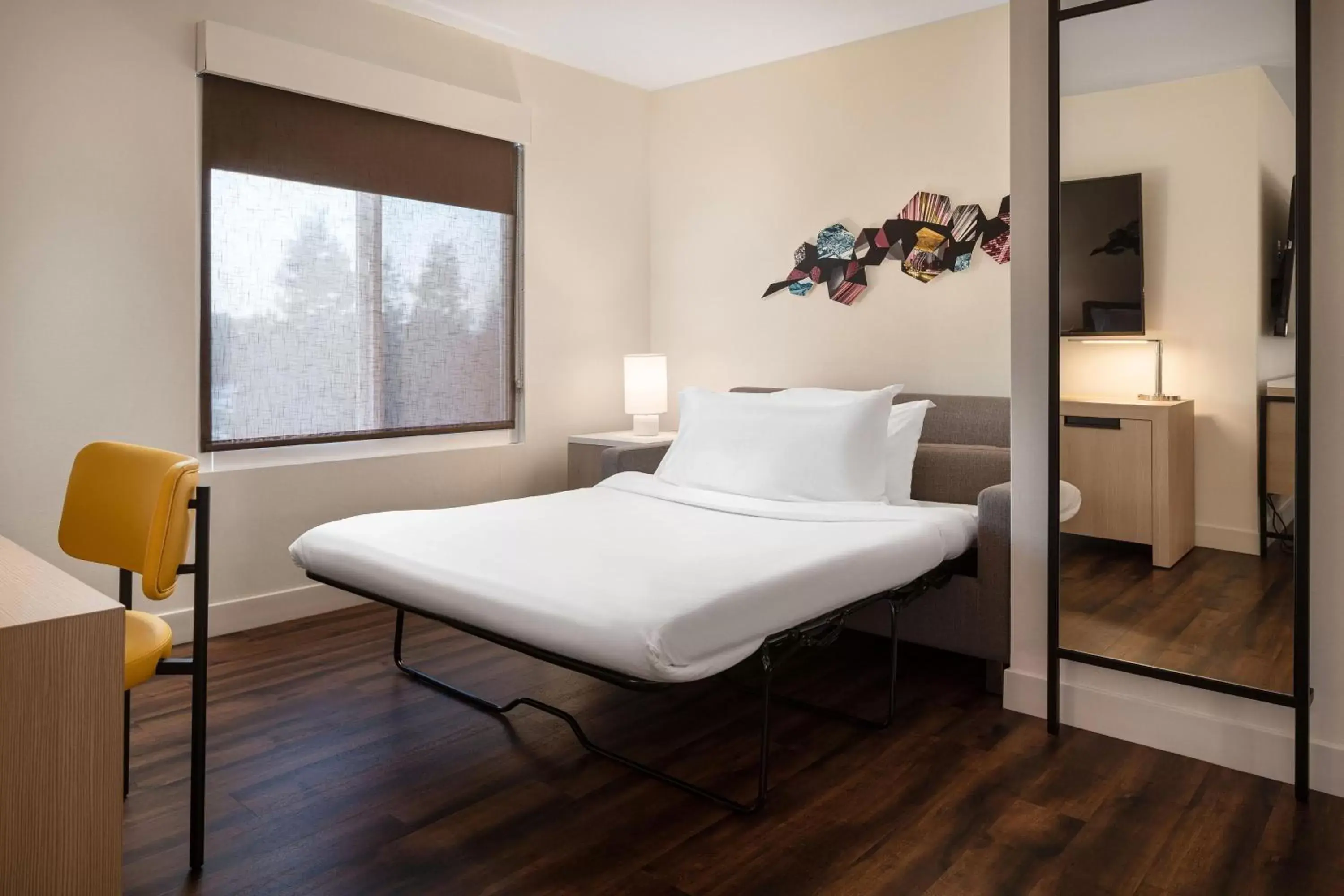 Photo of the whole room, Bed in Aloft Mountain View