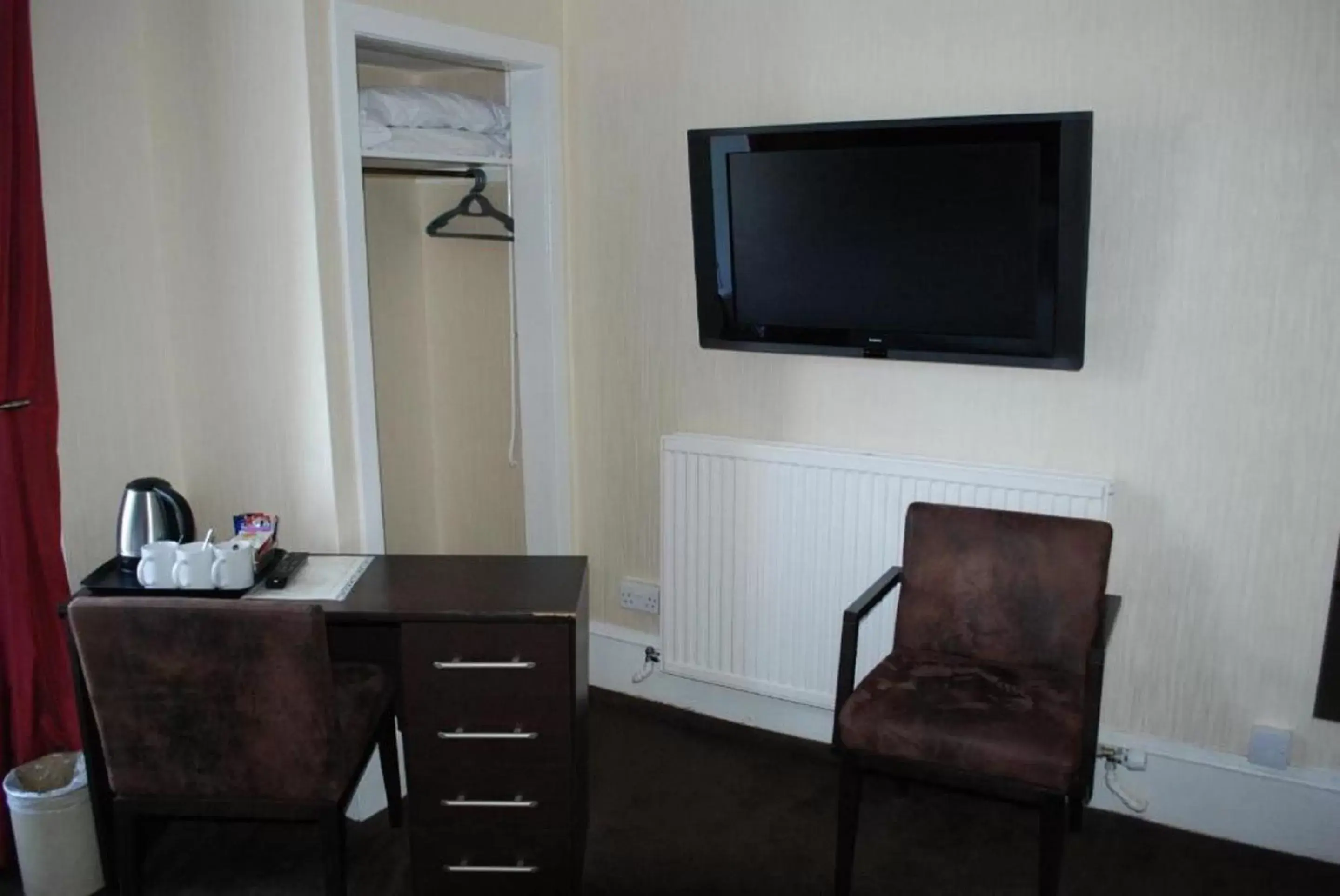 Bedroom, TV/Entertainment Center in Great Western Hotel Aberdeen