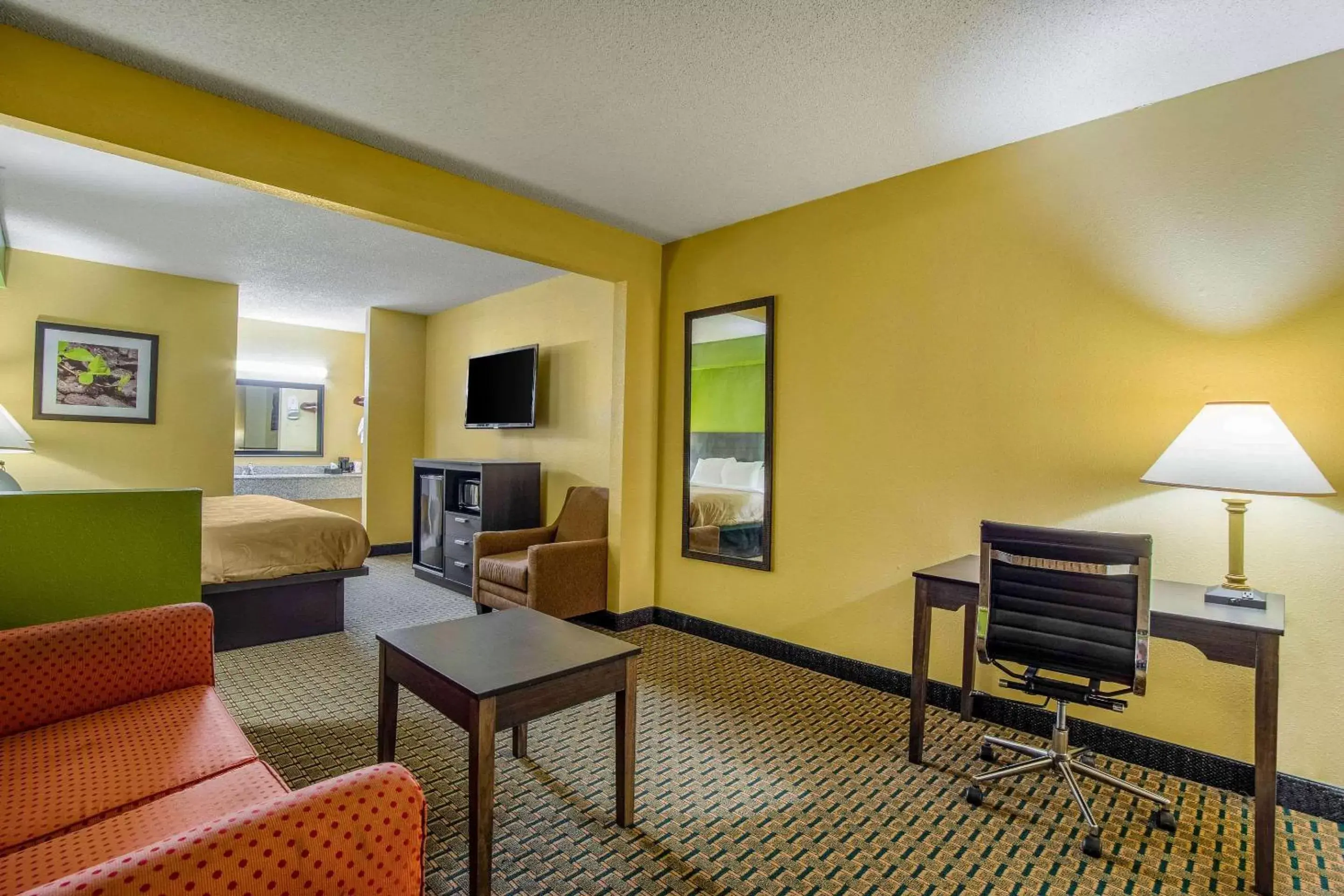 Photo of the whole room, TV/Entertainment Center in Quality Inn West Columbia - Cayce