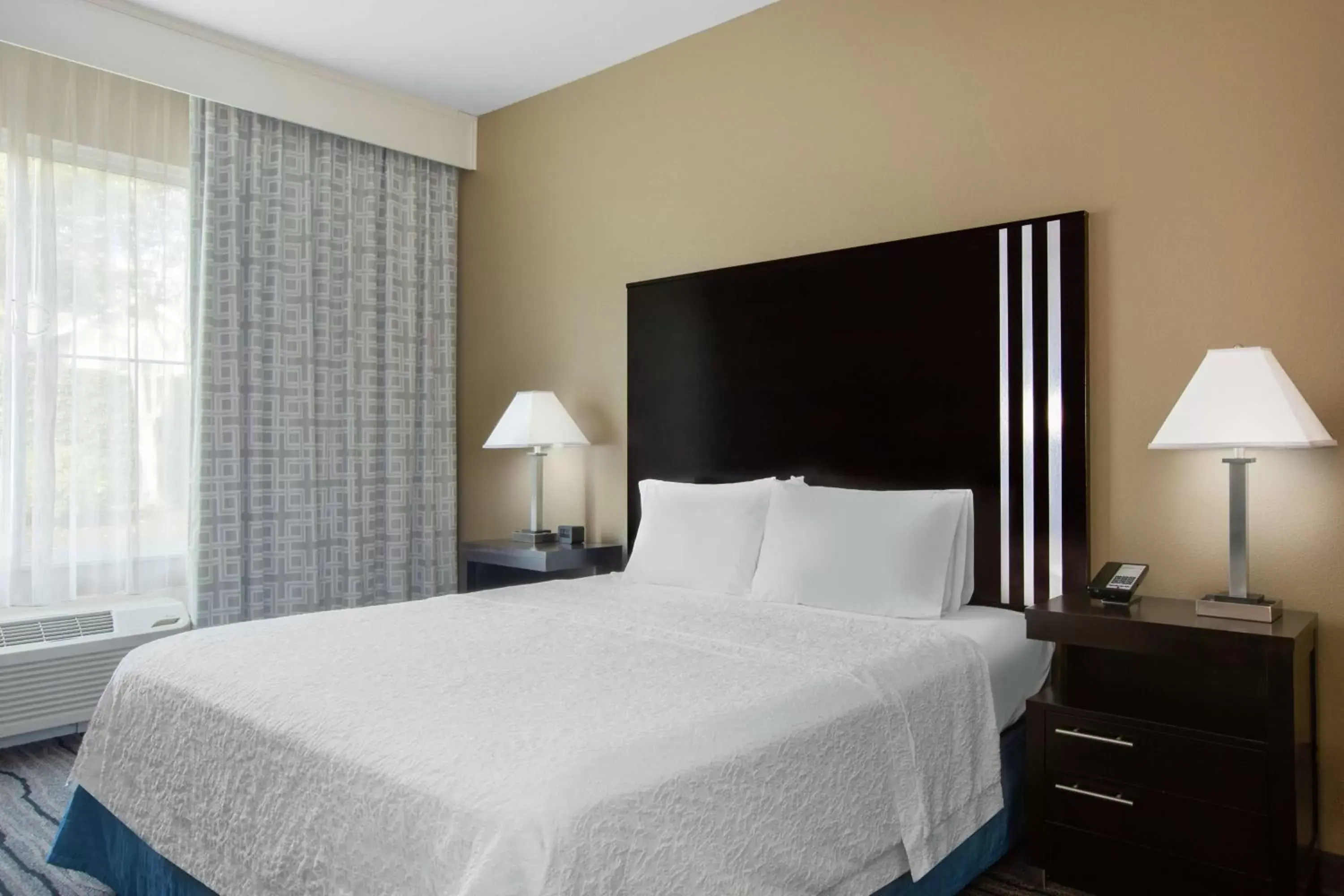 Bed in Hampton Inn & Suites Mountain View