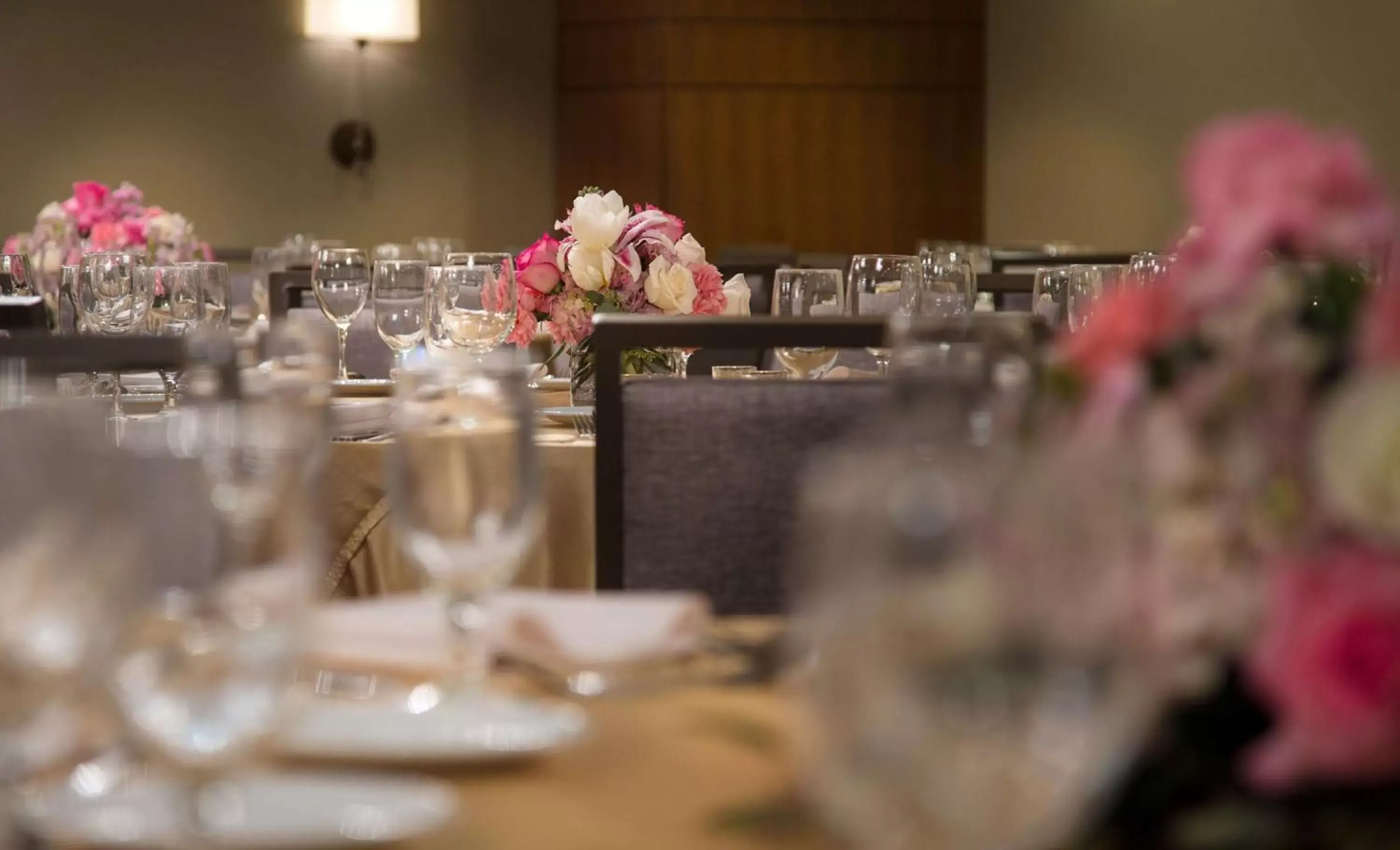 Meeting/conference room, Restaurant/Places to Eat in DoubleTree by Hilton Chicago - Oak Brook