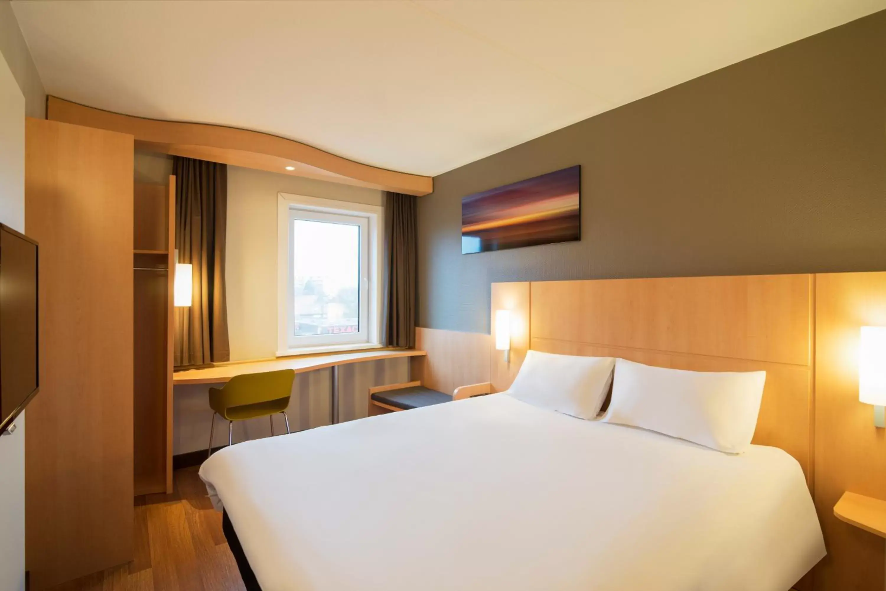 Photo of the whole room, Bed in ibis Rotterdam Vlaardingen