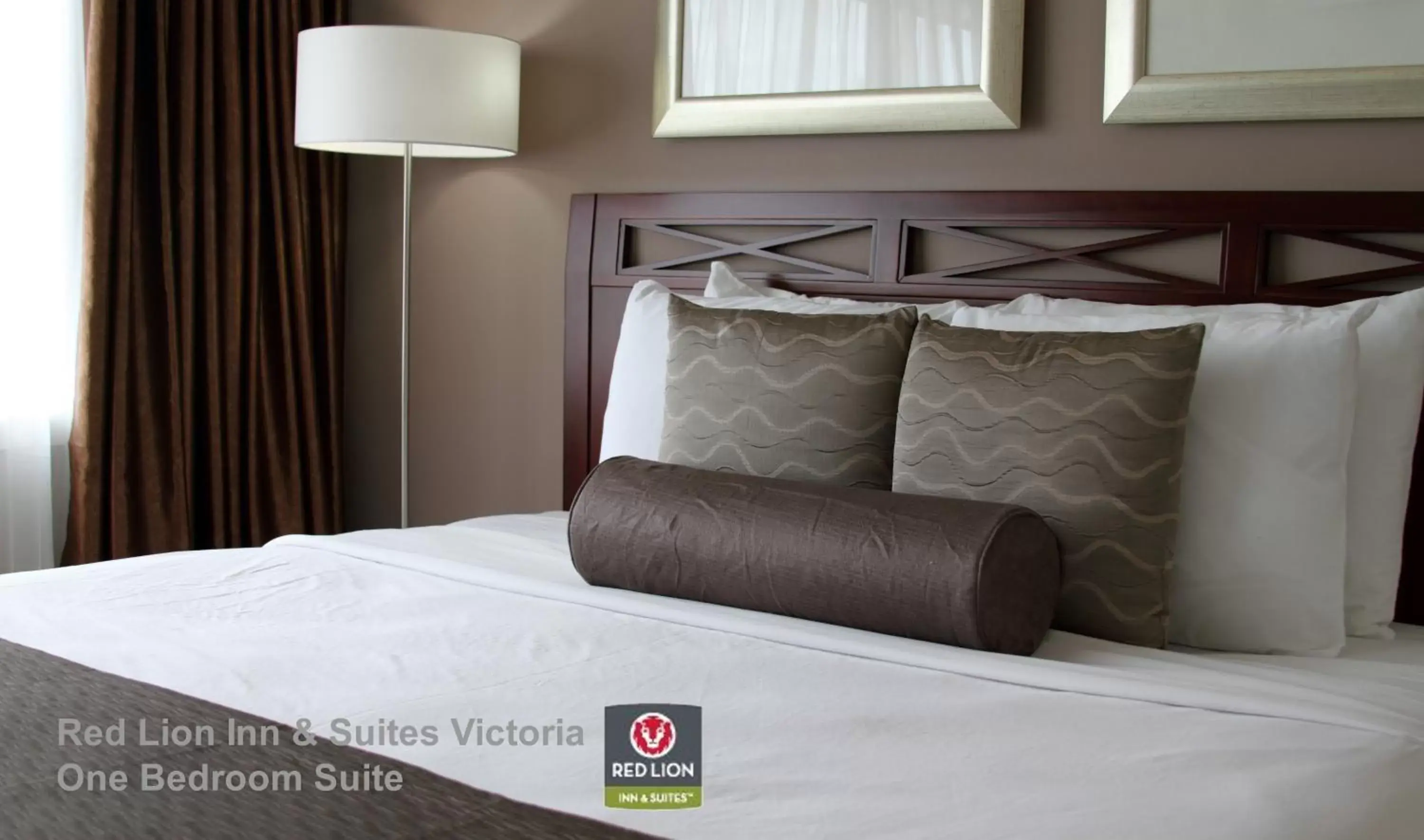 Bed in Red Lion Inn and Suites Victoria
