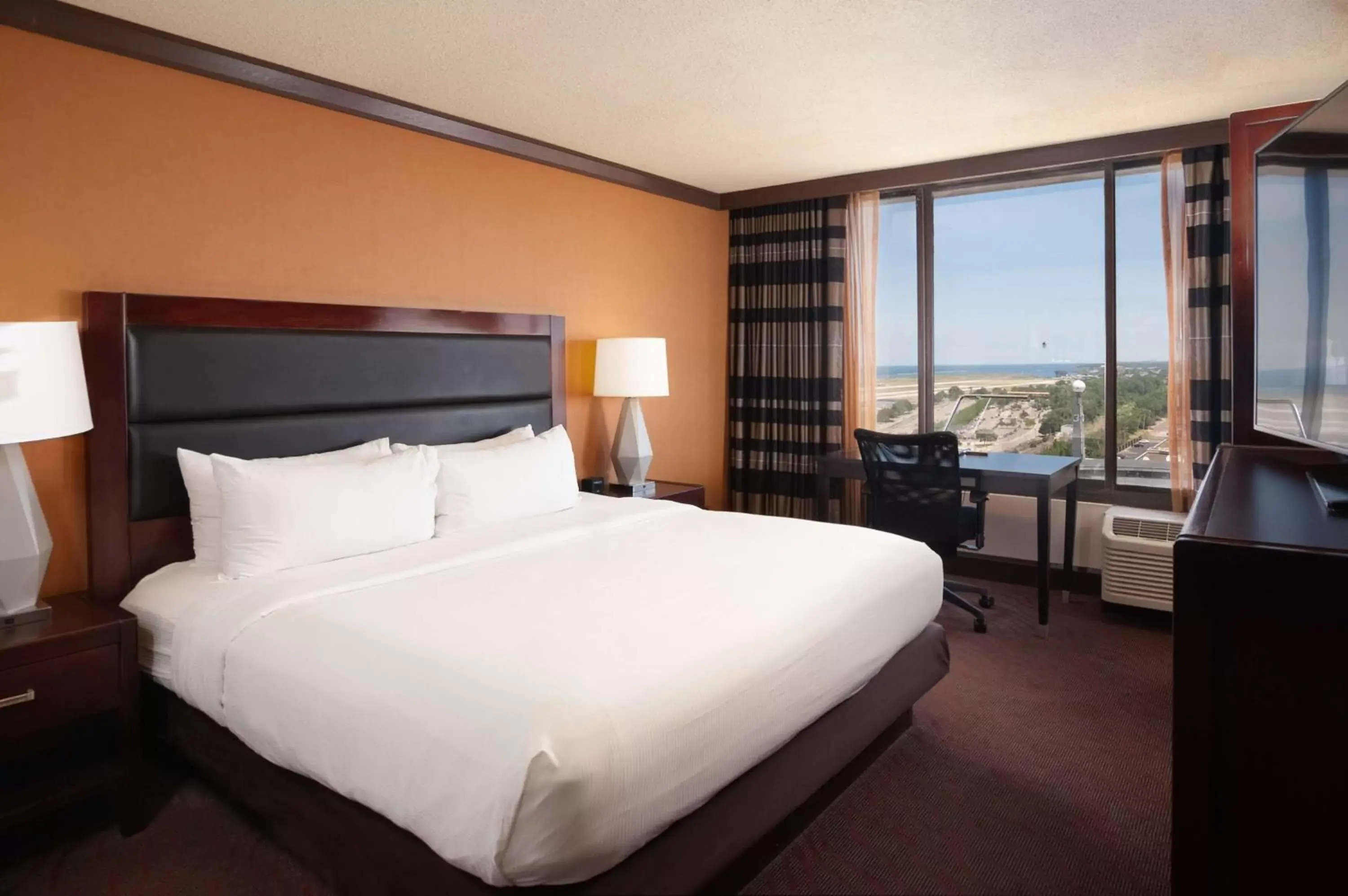 Bedroom, Bed in DoubleTree by Hilton Hotel Cleveland Downtown - Lakeside