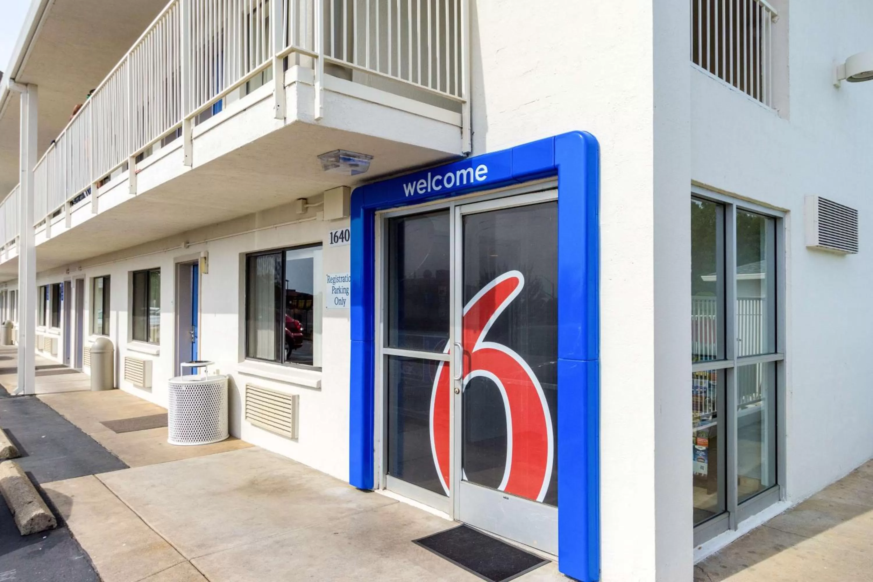Property building in Motel 6-Redding, CA - Central