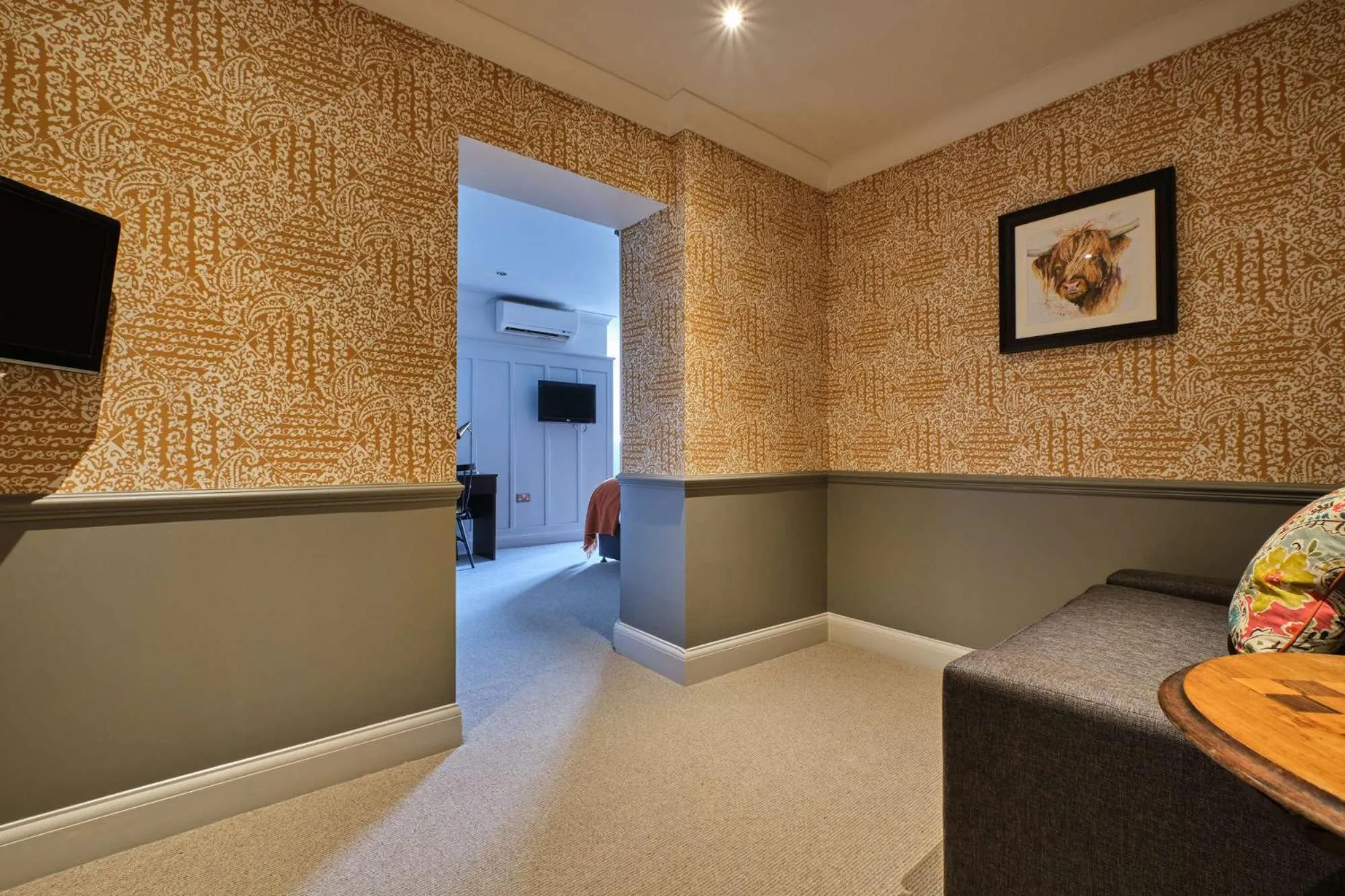 Living room, Bed in The Bulls Head Hotel