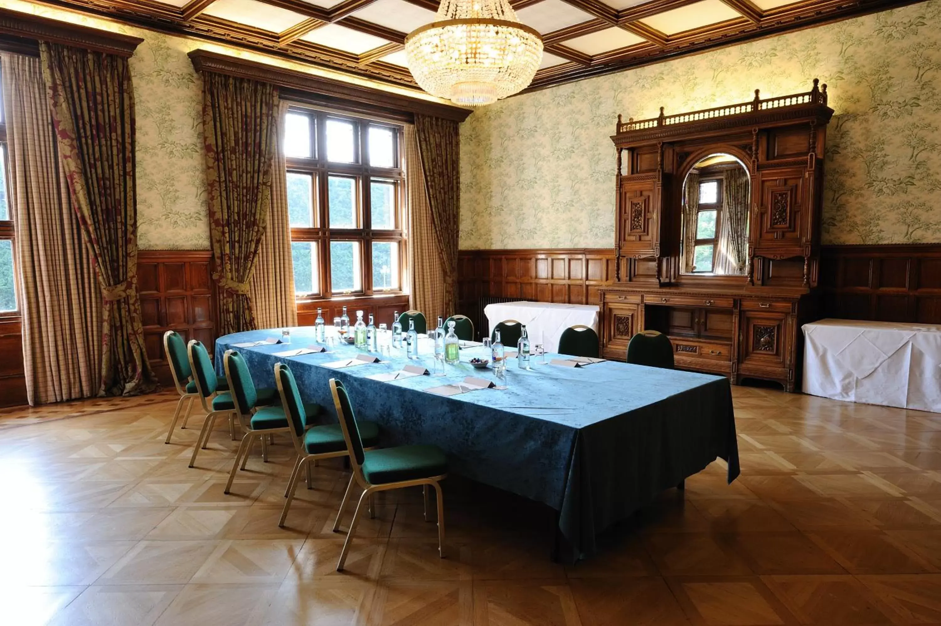 Business facilities in Pendley Manor