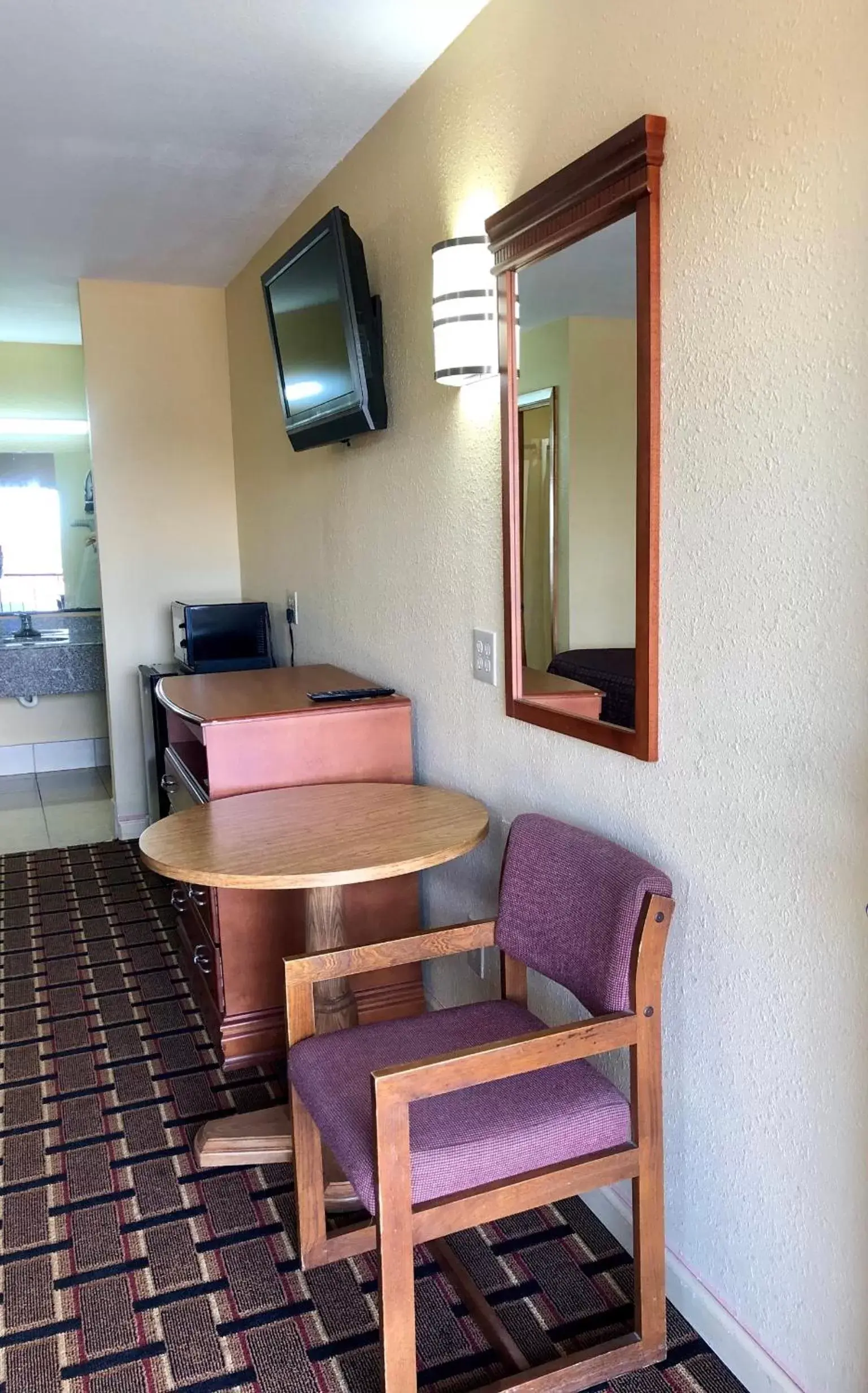 TV/Entertainment Center in Americas Best Value Inn-Indianola