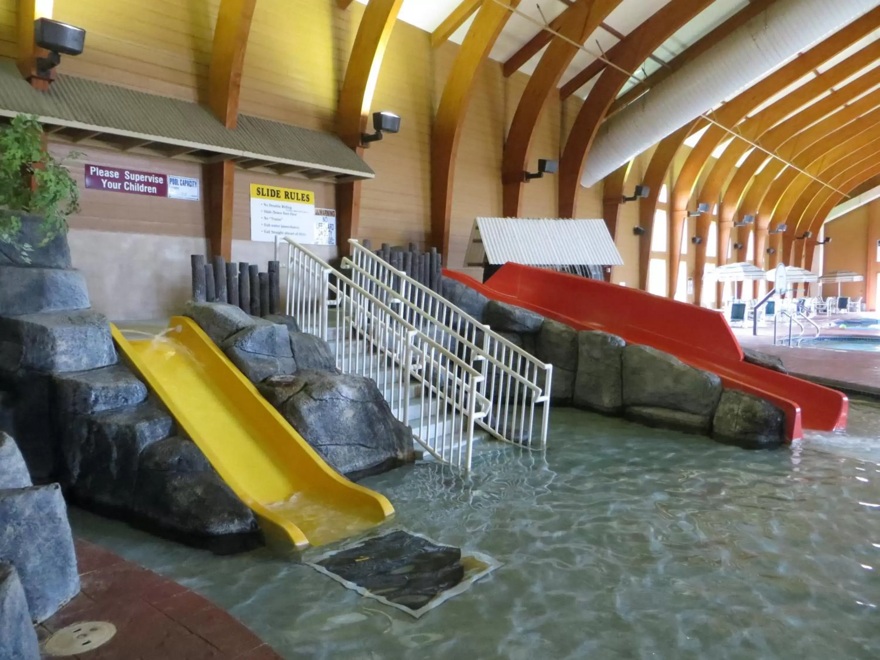 Swimming pool in Cranberry Country Lodge