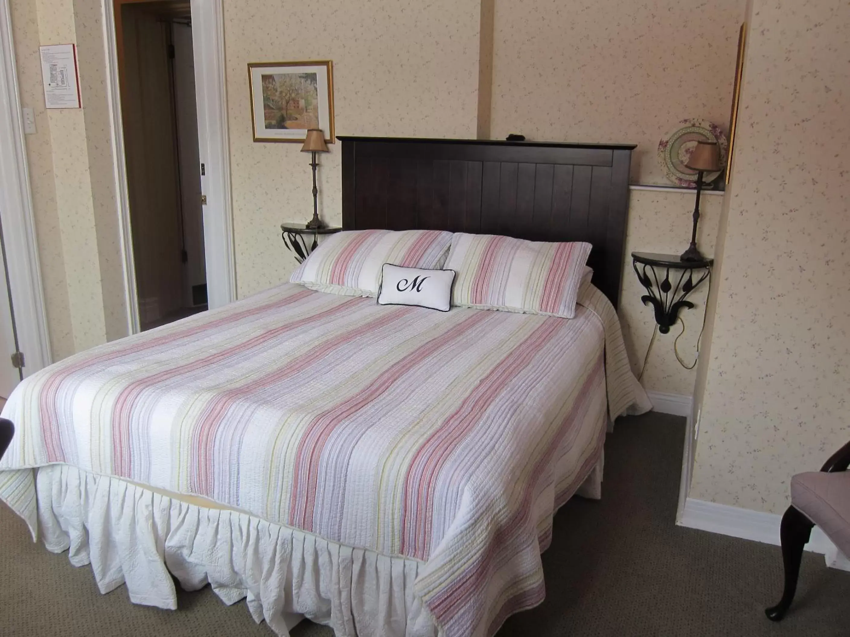 Bedroom, Bed in McGee's Inn