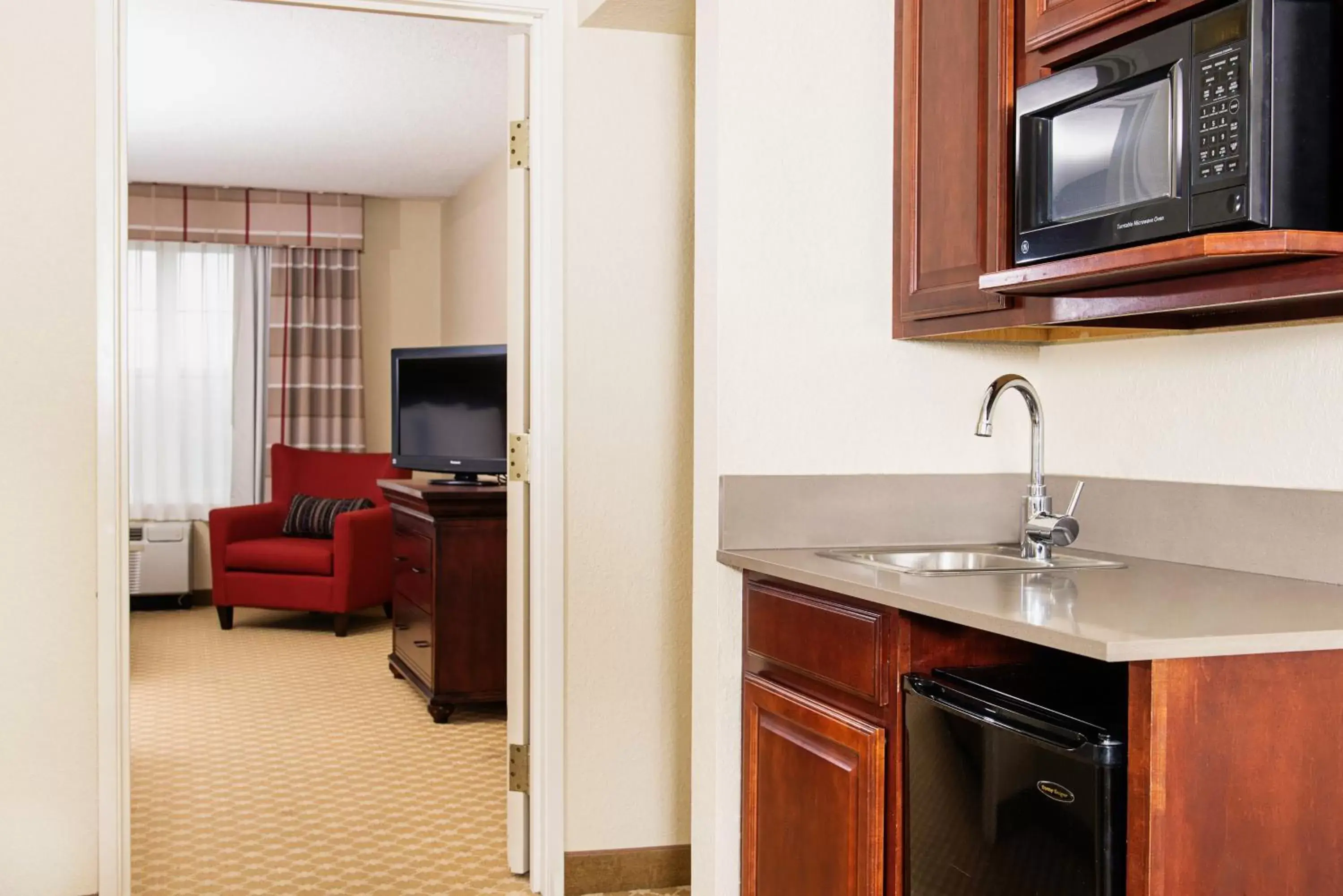 Kitchen or kitchenette, Bathroom in Country Inn & Suites by Radisson, Milwaukee West (Brookfield), WI