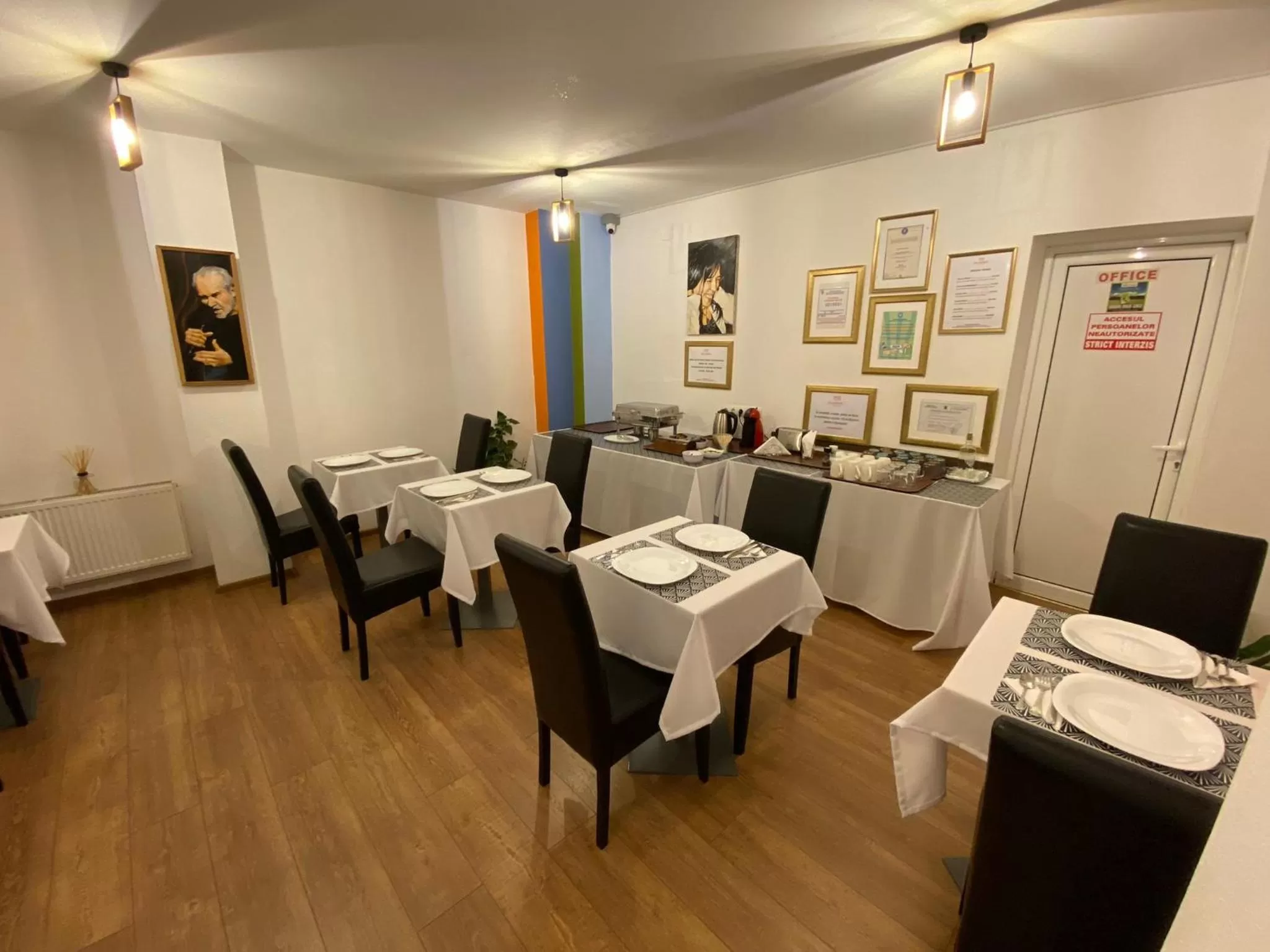 Restaurant/places to eat in Pensiunea Pictorilor