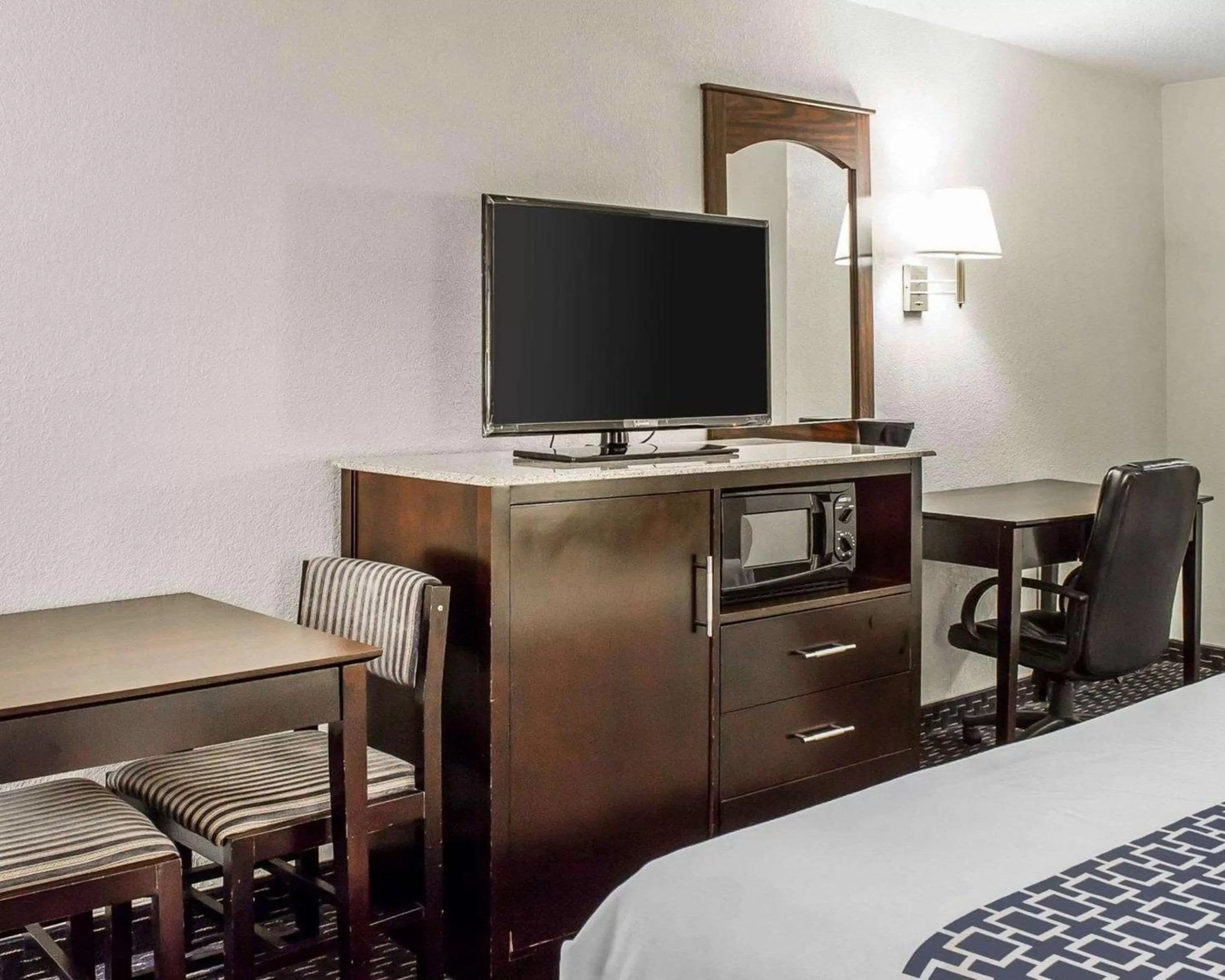 Photo of the whole room, Bed in Econo Lodge Scranton near Montage Mountain