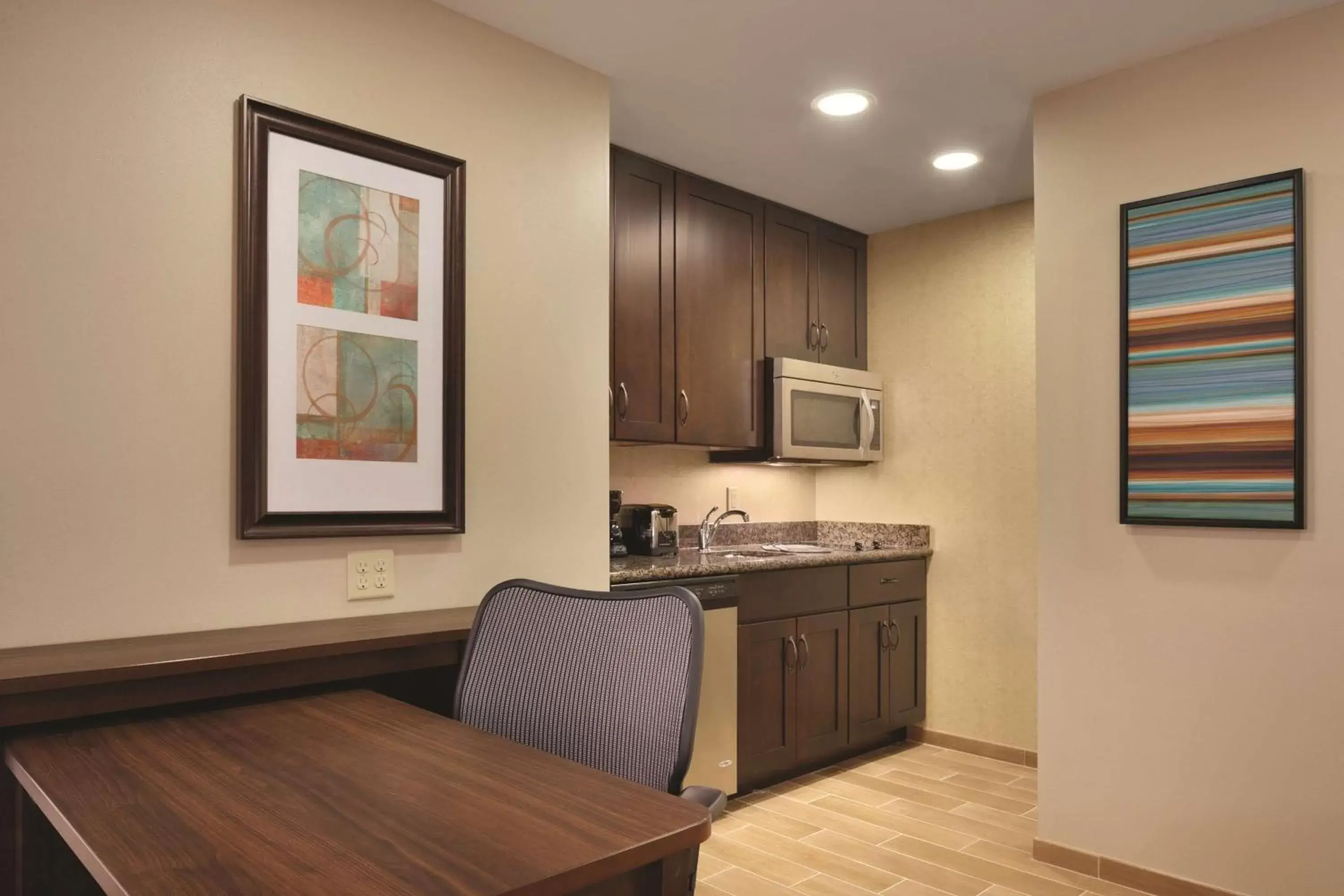 Bedroom, Kitchen/Kitchenette in Homewood Suites by Hilton Kalamazoo-Portage