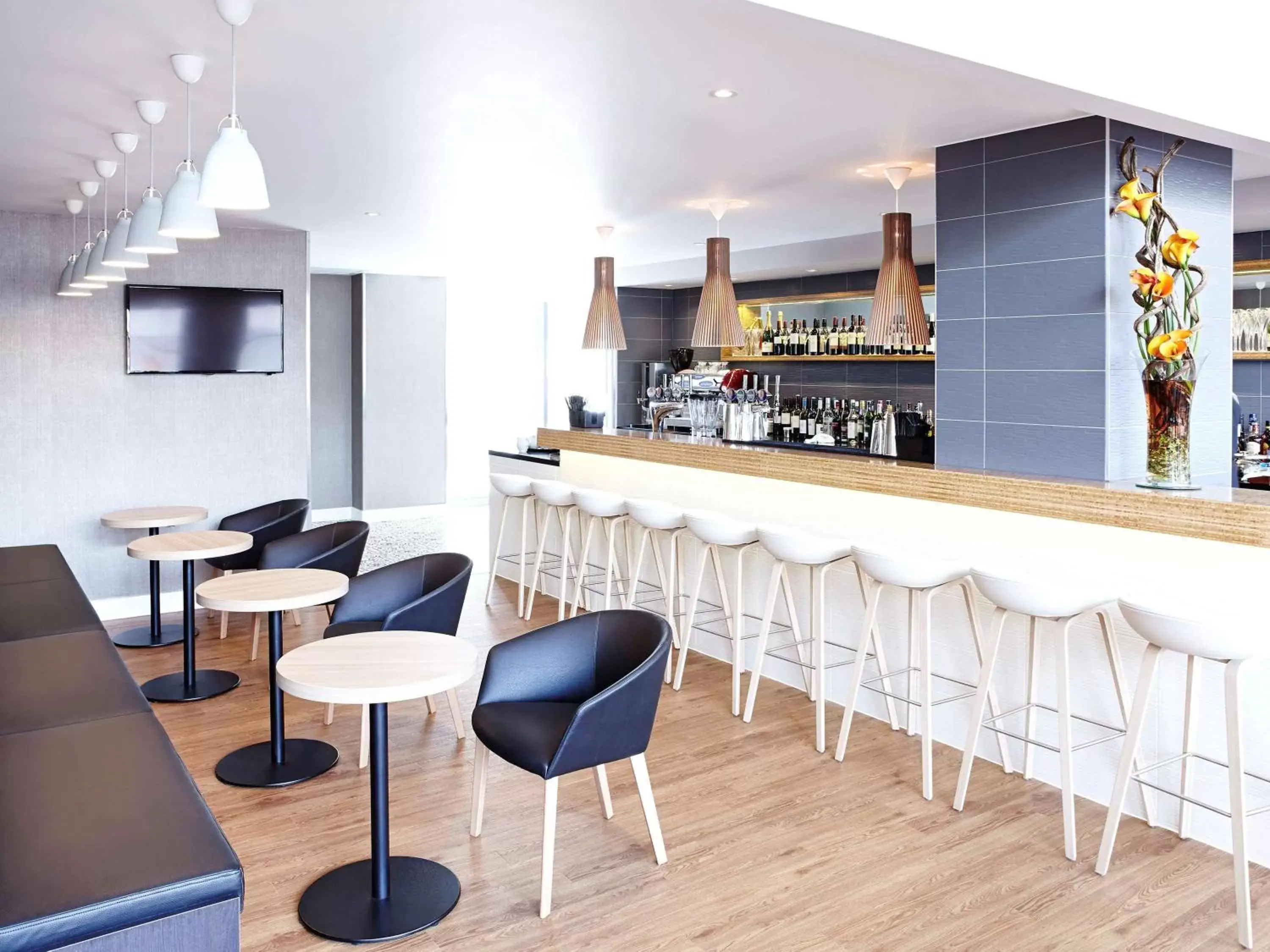 Restaurant/places to eat, Lounge/Bar in Novotel London Wembley