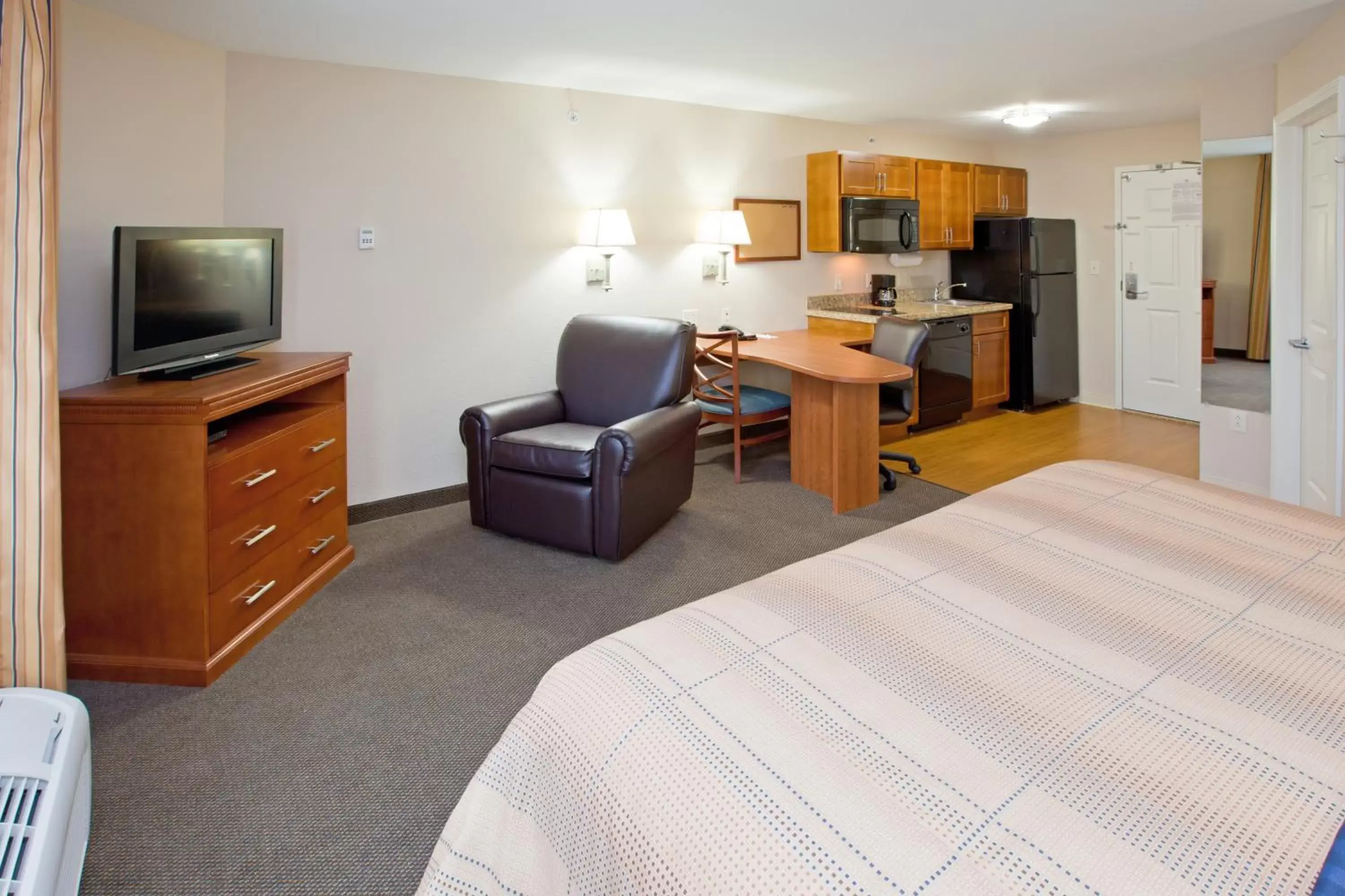 Bedroom, TV/Entertainment Center in Candlewood Suites Indianapolis East, an IHG Hotel