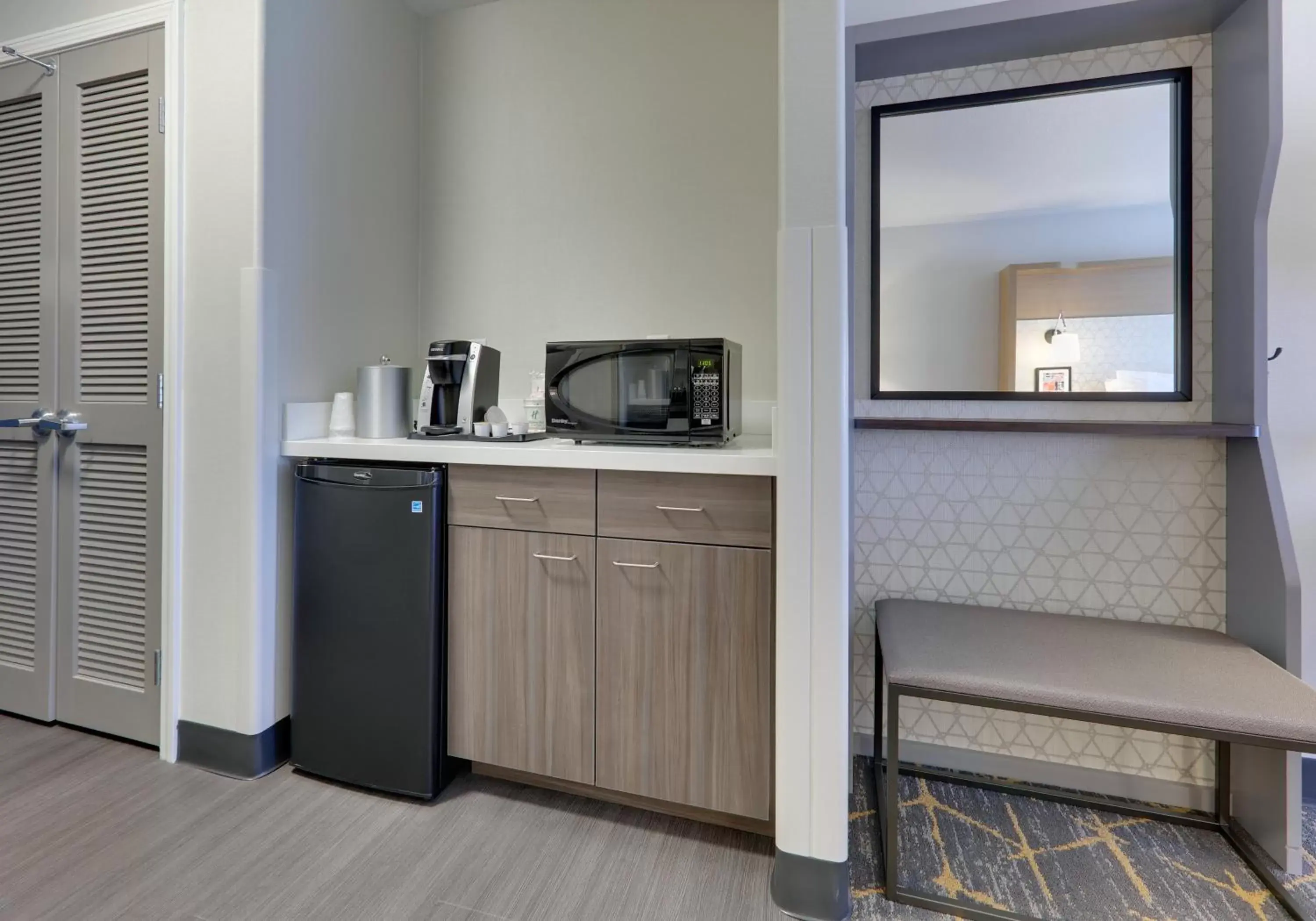 Photo of the whole room, Kitchen/Kitchenette in Holiday Inn Yuma, an IHG Hotel