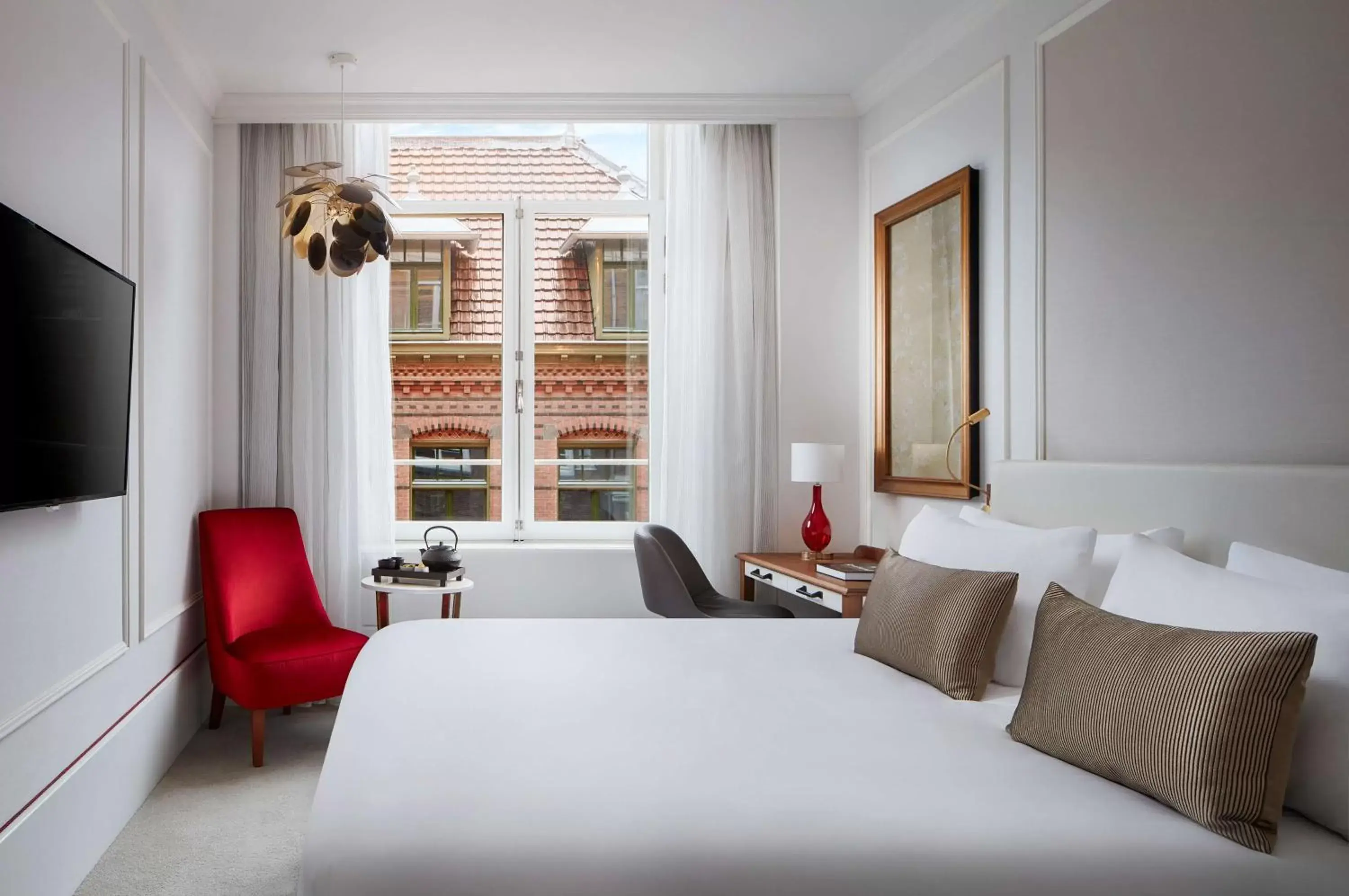 Bedroom, Bed in Tivoli Doelen Amsterdam Hotel