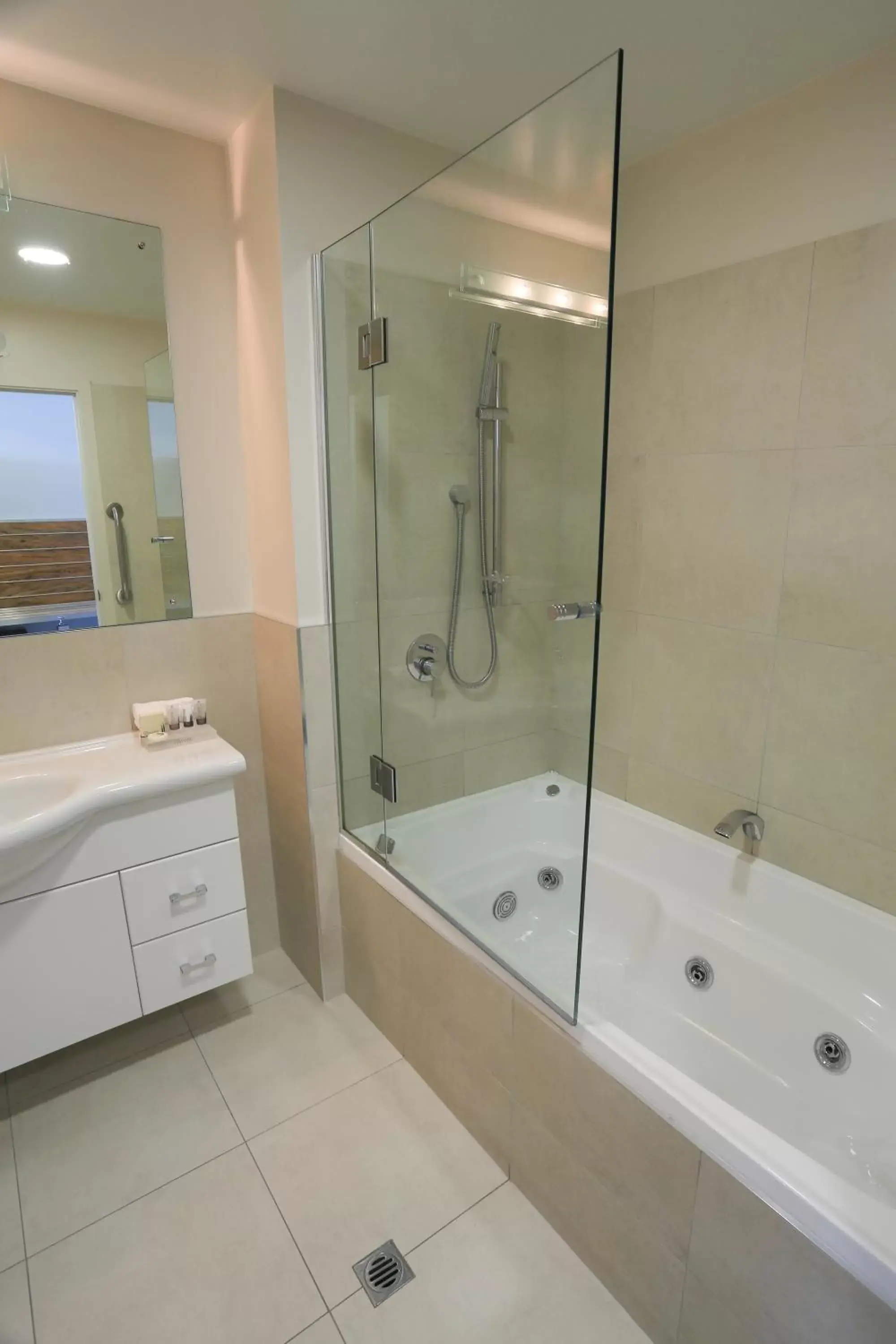 Shower, Bathroom in Beachfront Hotel Hokitika
