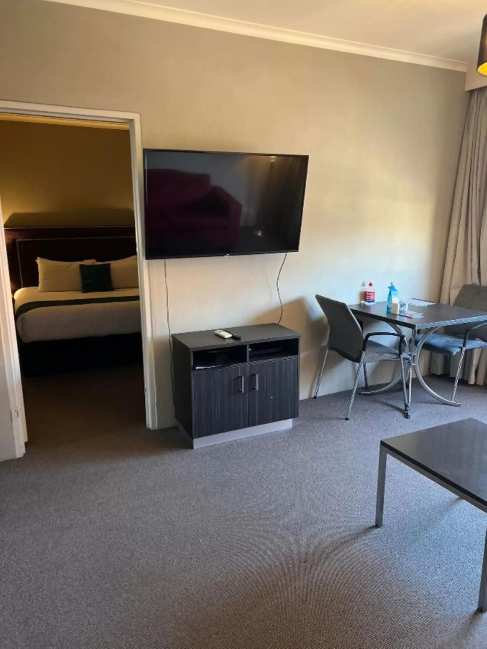 TV and multimedia, TV/Entertainment Center in Mantra Pavilion Hotel Wagga