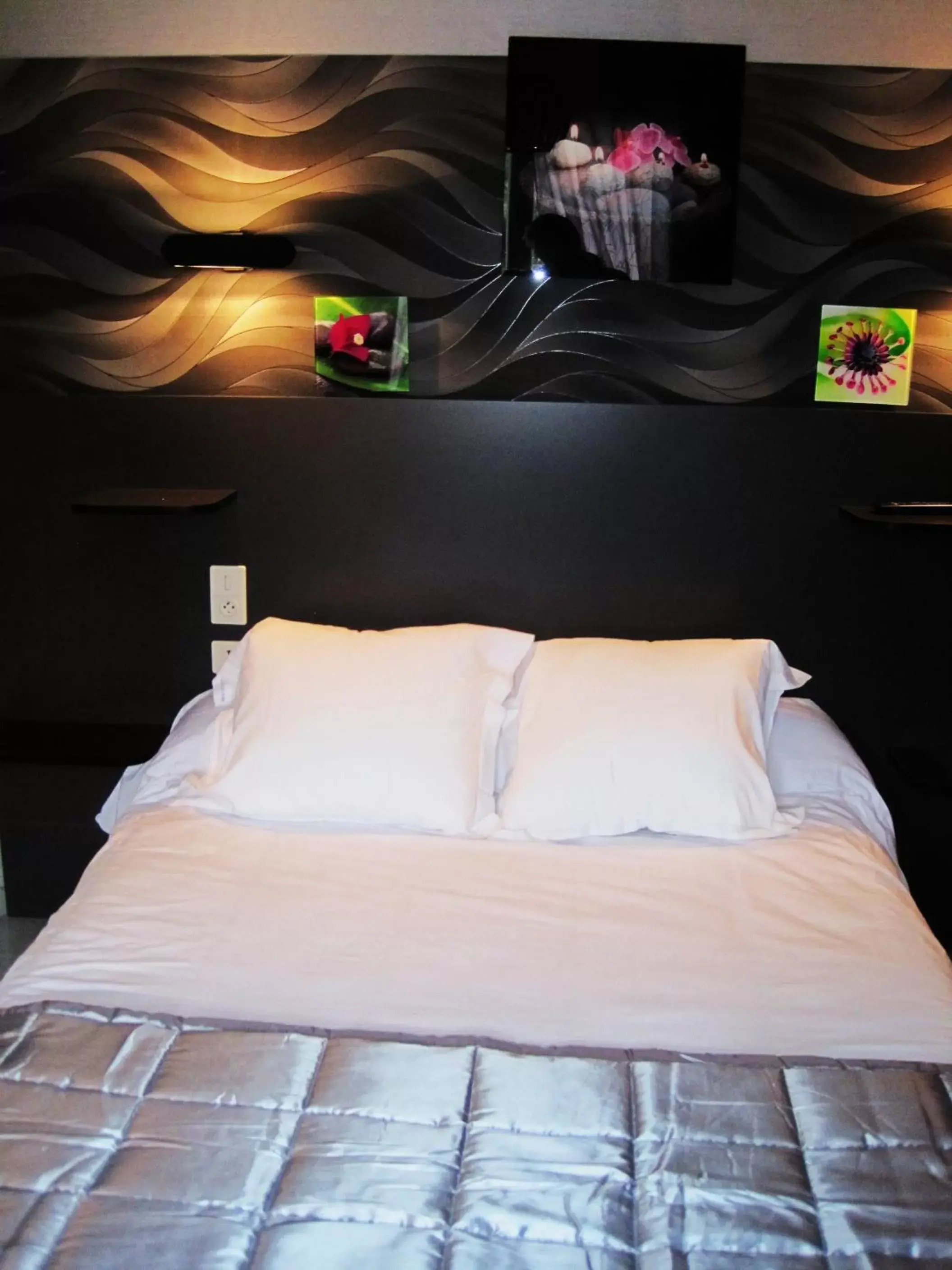 Bed in Hotel Restaurant Rive Gauche