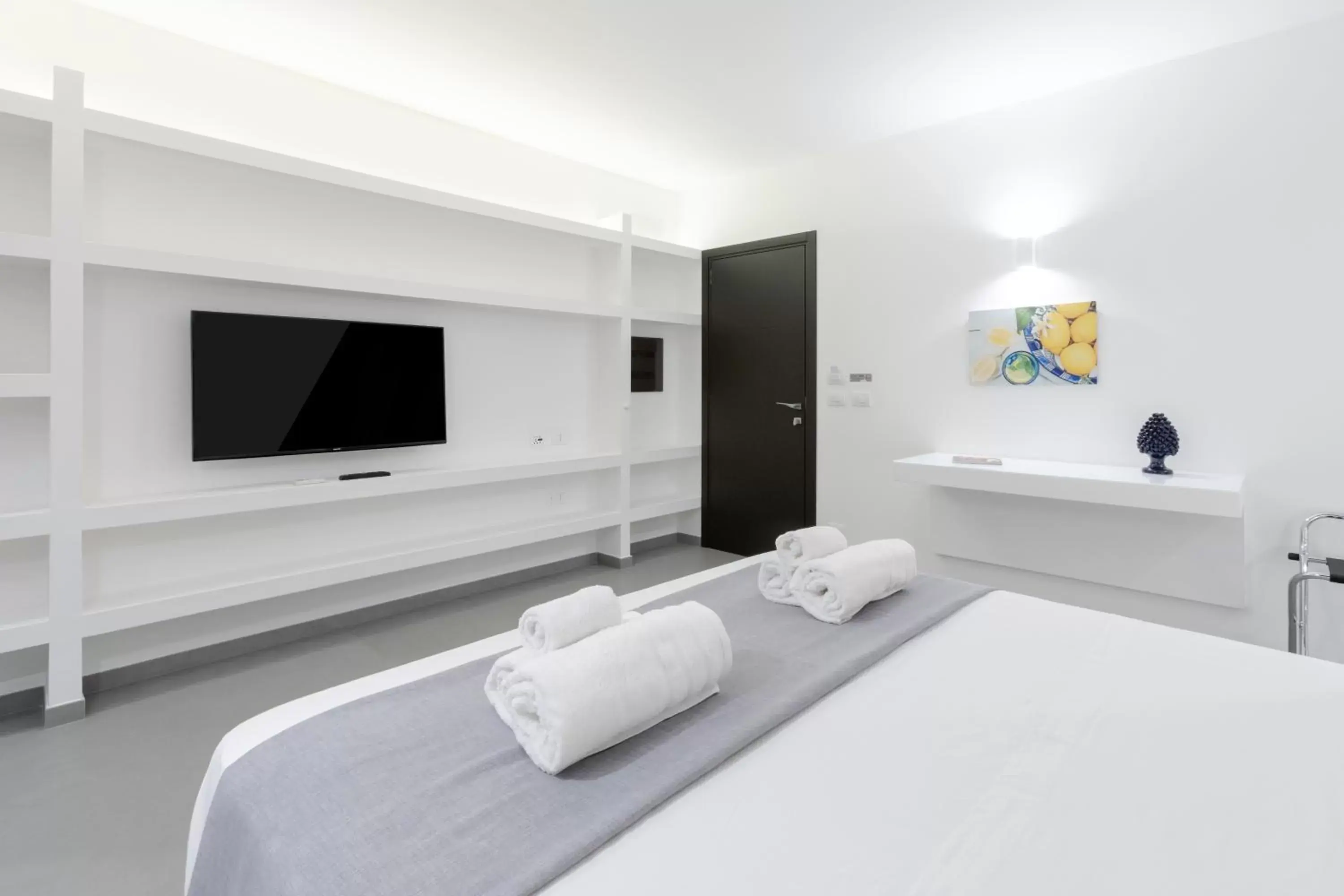 Bed, TV/Entertainment Center in Suite Palermo Apartment