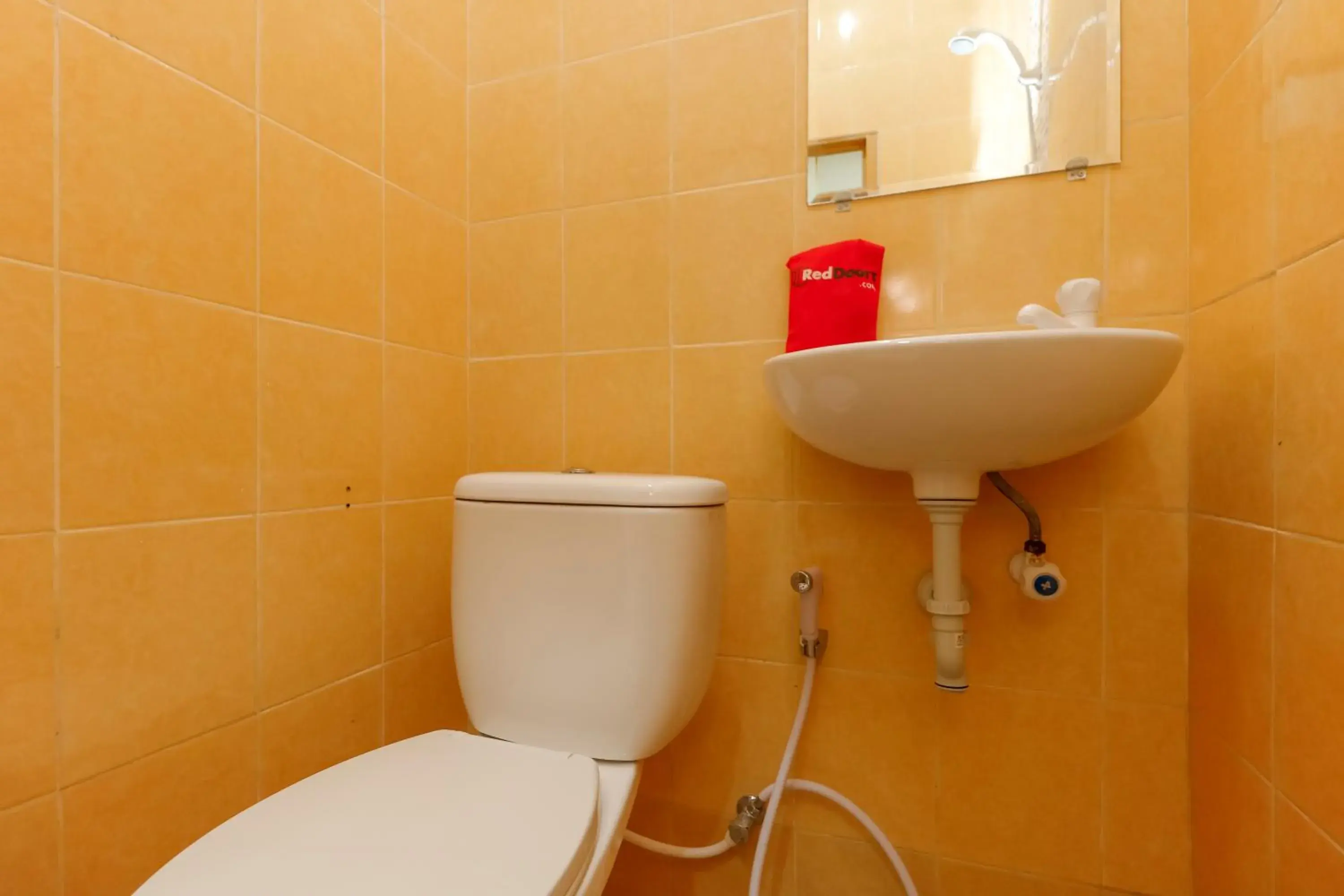 Bathroom in RedDoorz Plus near Ciputra World Kuningan 2