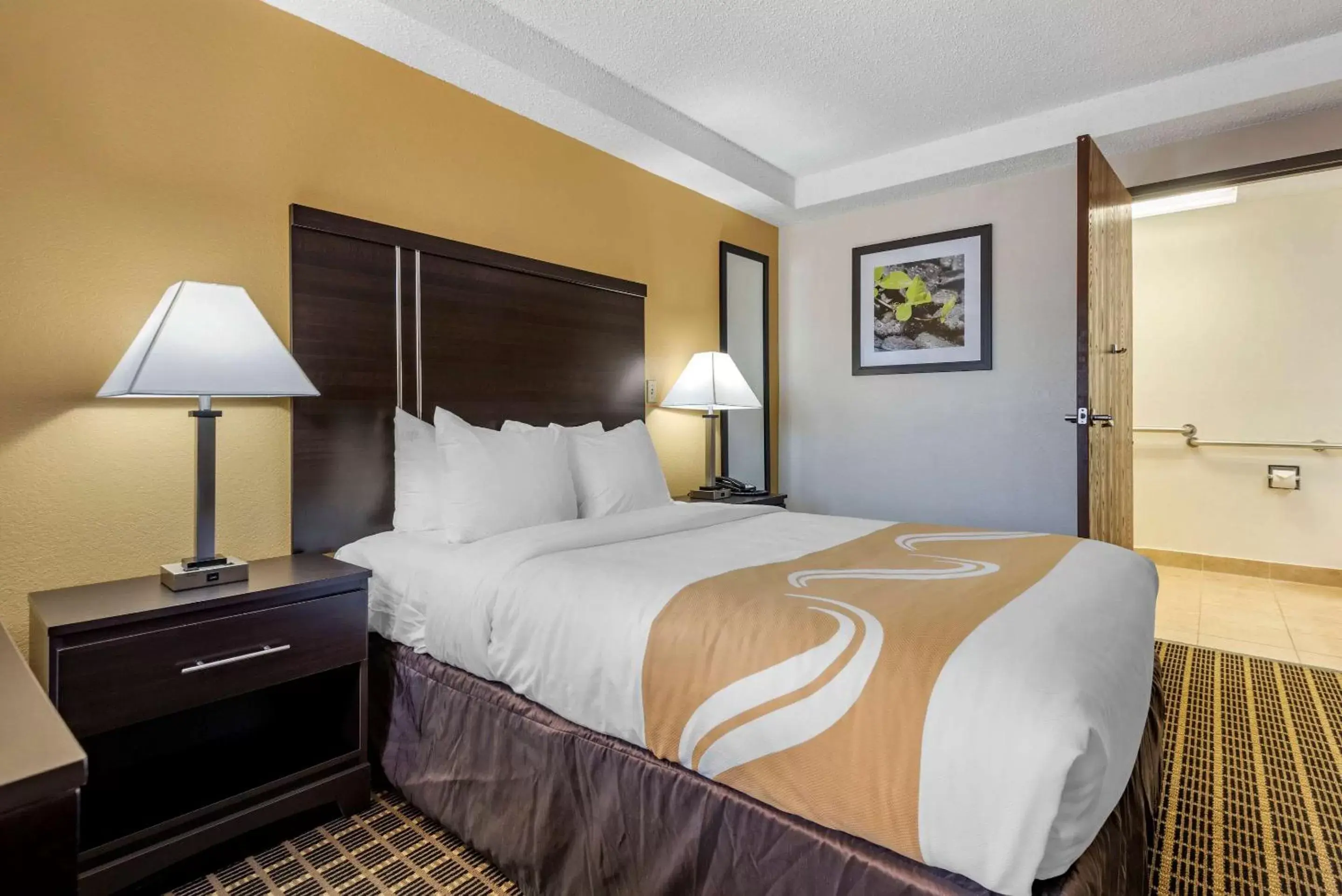 Bedroom, Bed in Quality Inn & Suites Warren